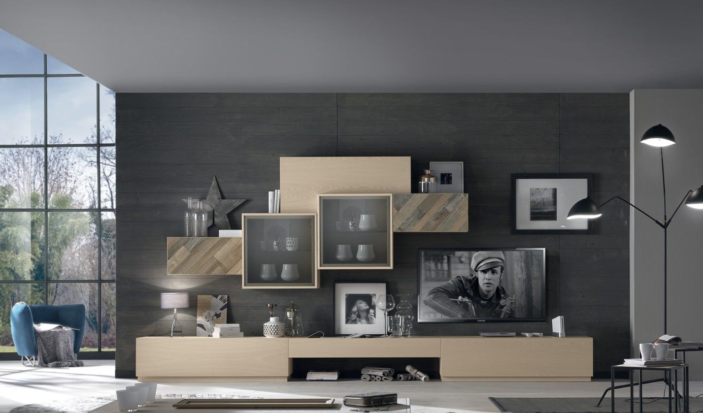 Soggiorno moderno con mobili contenitori in legno chiaro, una parete decorativa grigia e una grande finestra.