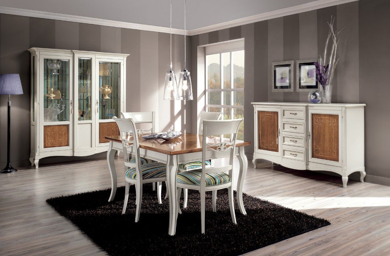 Sala da pranzo con mobili bianchi, tavolo in legno, pareti grigie a strisce e tappeto nero.