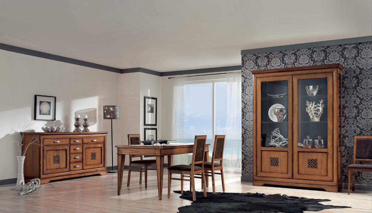 Sala da pranzo con mobili in legno: tavolo, sedie, vetrina e credenza; carta da parati con motivi scuri.