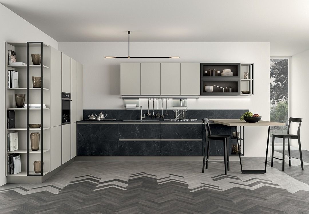 Cucina moderna con ripiani scuri, mobili chiari e pavimento decorato.
