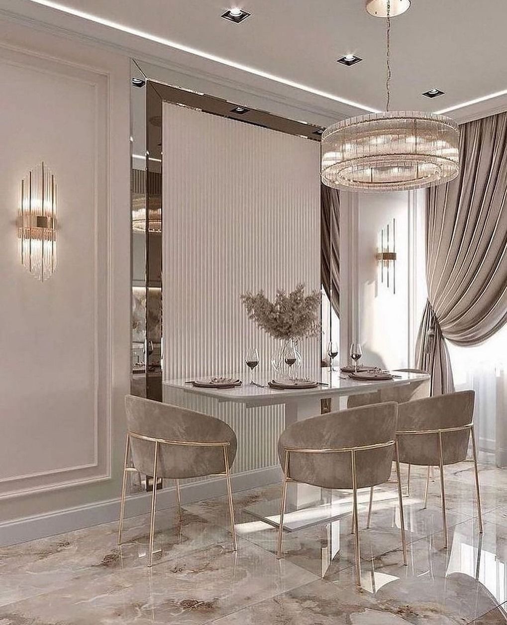 Elegante sala da pranzo con tavolo bianco, sedie dorate, lampadario e pavimento in marmo decorato.