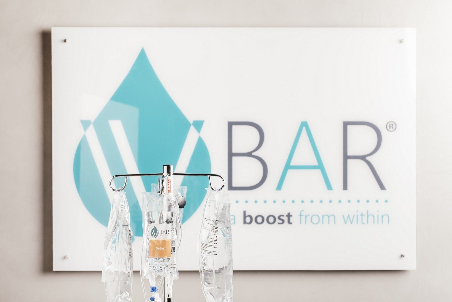 A sign that says n bar on it