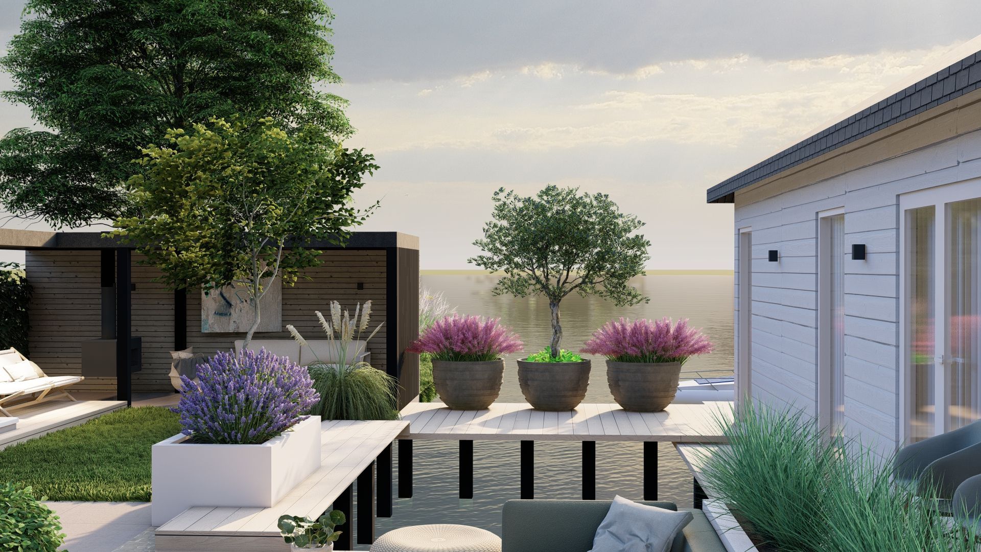 Moderne buitenpatio met houten vlonder, plantenbakken, bomen en een waterpartij, met een lichtgekleurd gebouw op de achtergrond.