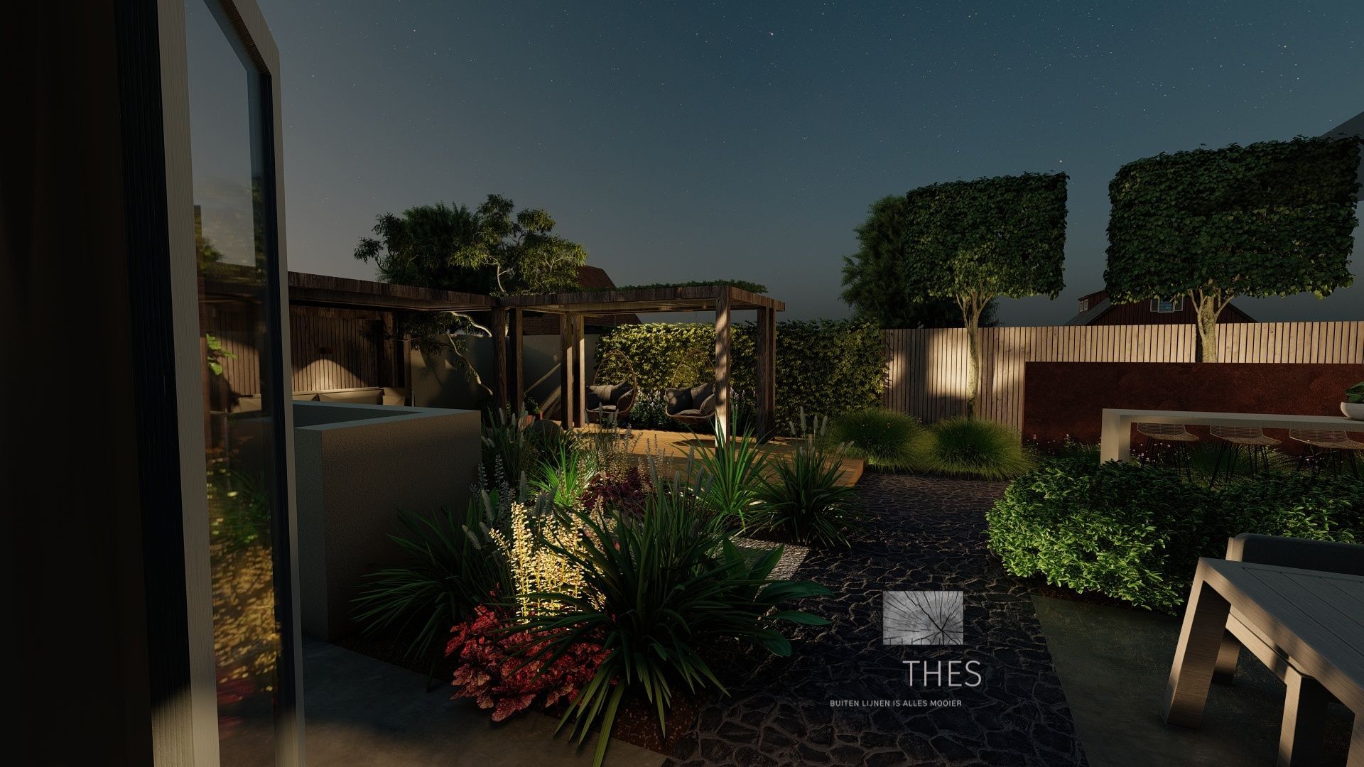Een achtertuin in de avond met tuin, terrasmeubilair en een verlichte pergola.
