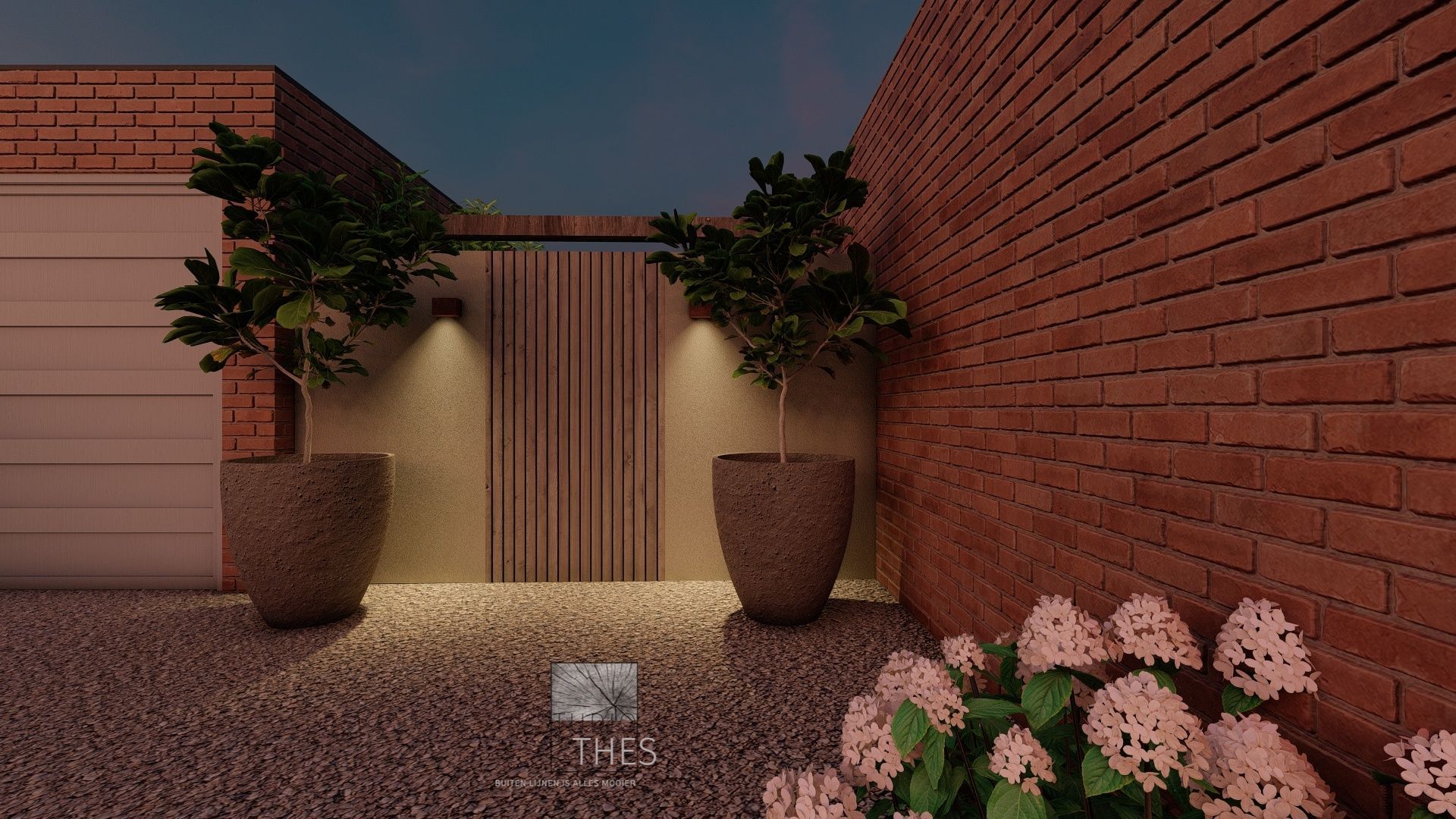 Een tuiningang omlijst door bakstenen muren, verlichte planten en een houten deur. Kiezelgrond en roze bloemen op de voorgrond.