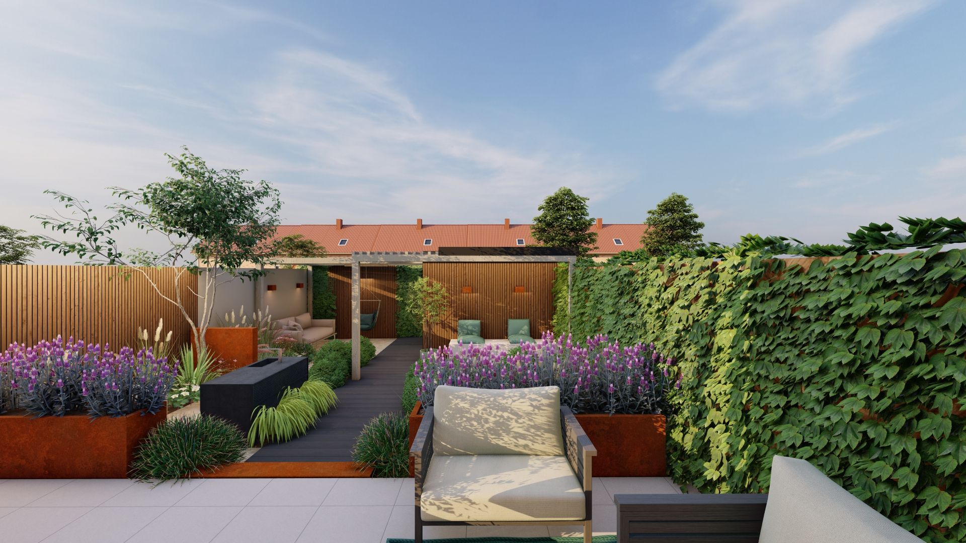Buitentuin met zitgelegenheid, groen en paarse bloemen. Houten schutting en blauwe lucht op de achtergrond.