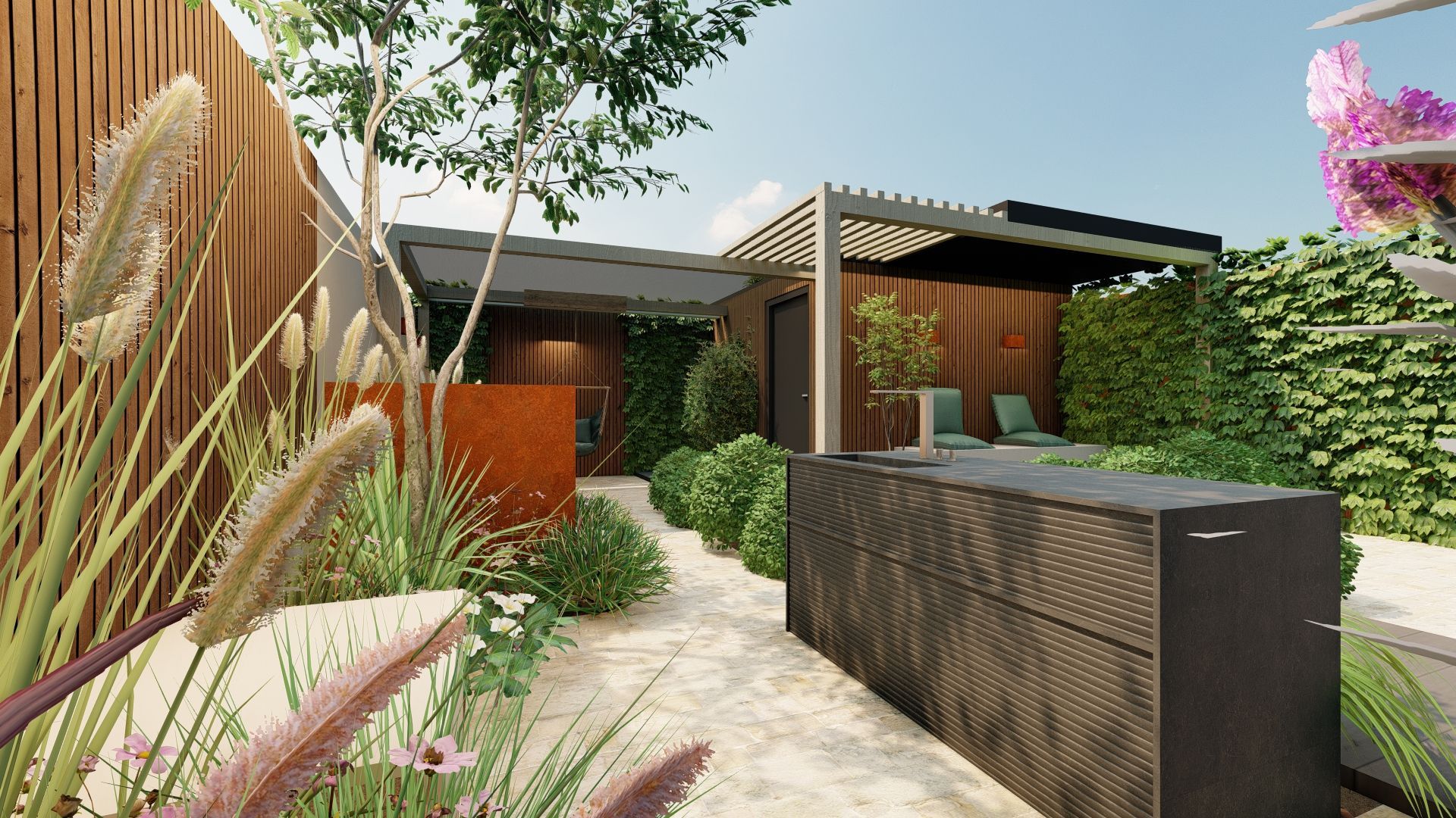 Een moderne achtertuin, een ware oase met een houten schutting, pergola en pad. Weelderig groen en een donkere opbergbox zijn aanwezig.