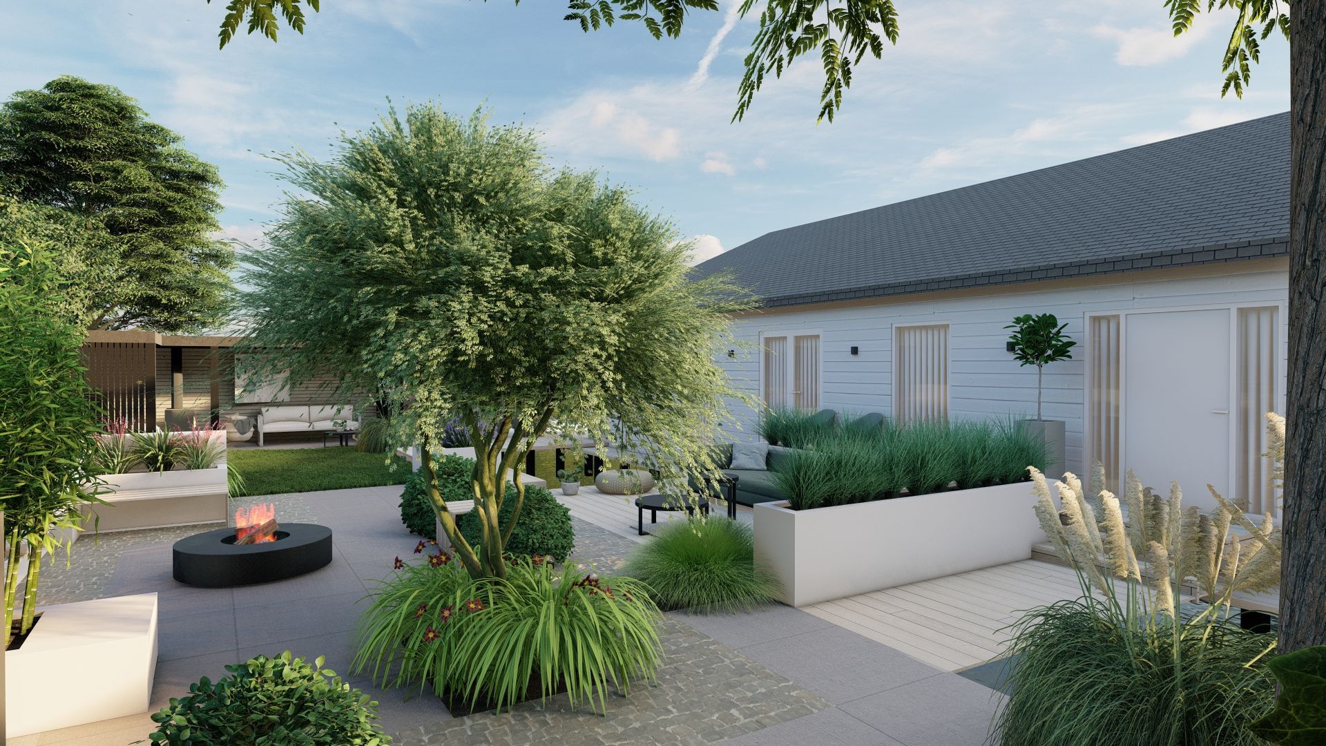 Binnenplaats met bomen, planten, een vuurplaats en zitgelegenheid voor een wit gebouw met een grijs dak.