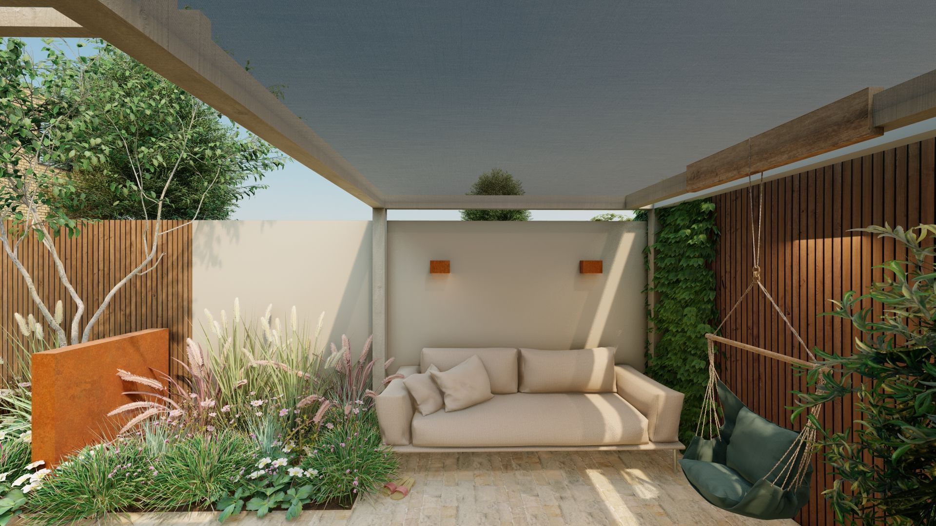 Buitenpatio met een comfortabele bank, planten, een houten schutting en een hangstoel.