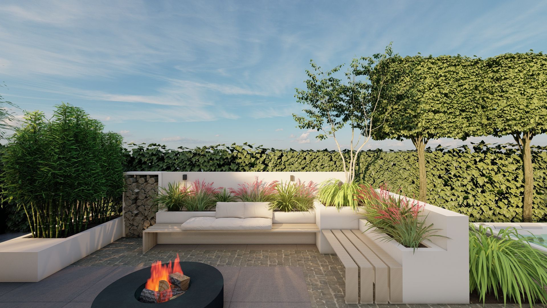 Moderne buitenpatio met ingebouwde zitgelegenheid, bloembakken, een vuurplaats en verzorgde bomen tegen een blauwe hemel.