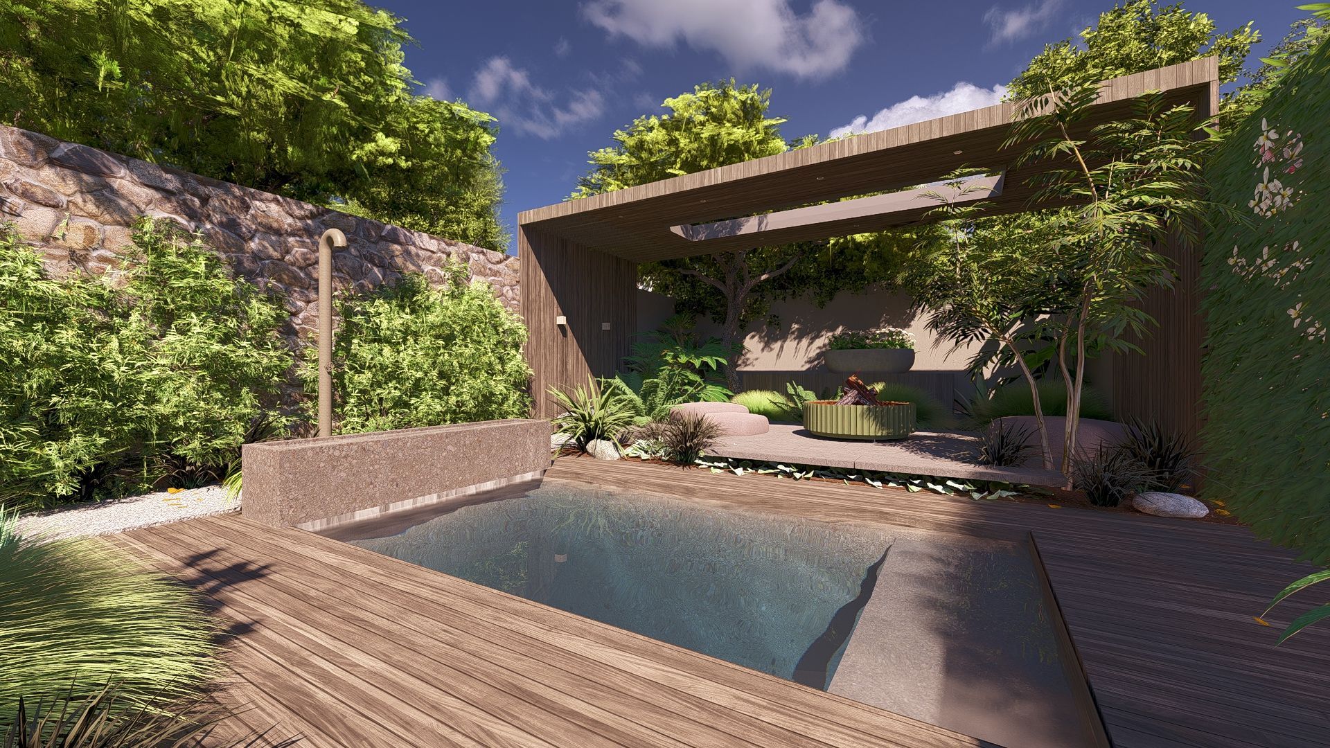 Een houten terras omringt een klein zwembad in een tuin; weelderige groene begroeiing; een houten constructie met zitgedeelte op de achtergrond.