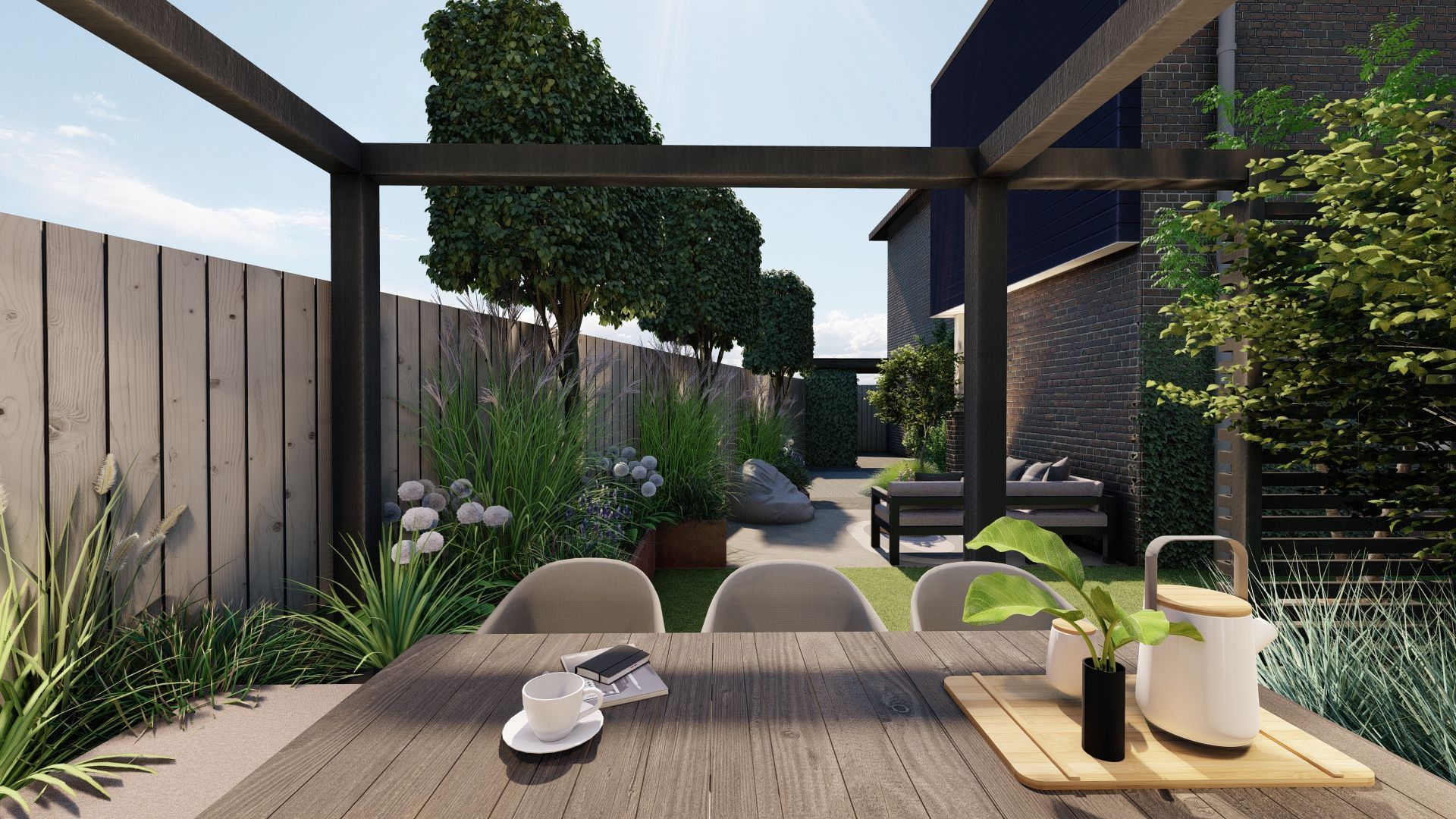 Eetgedeelte buiten met houten tafel, stoelen en omringende beplanting.