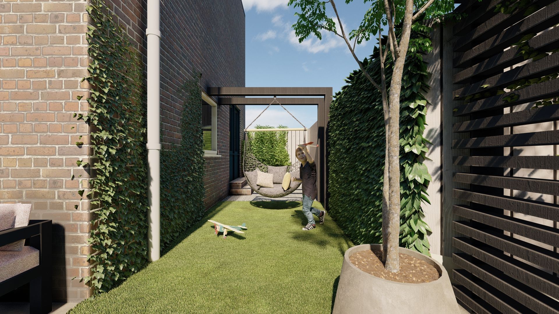Smalle achtertuin met een gazon, een bakstenen muur met klimplanten en een boom, die toegang geeft tot een zitgedeelte.