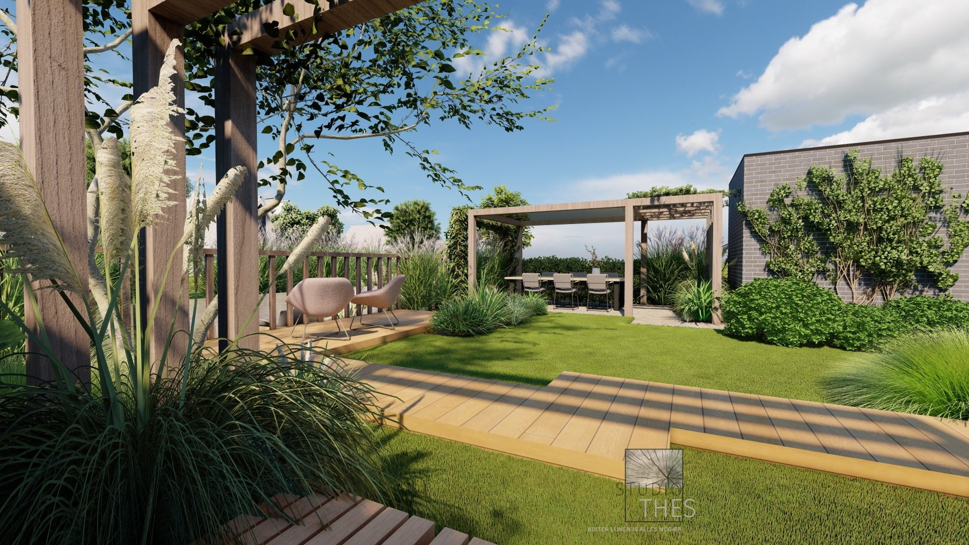 Een weelderige tuin met pergola, eethoek en pad. Groen gras, blauwe lucht en natuurlijke houten constructies.