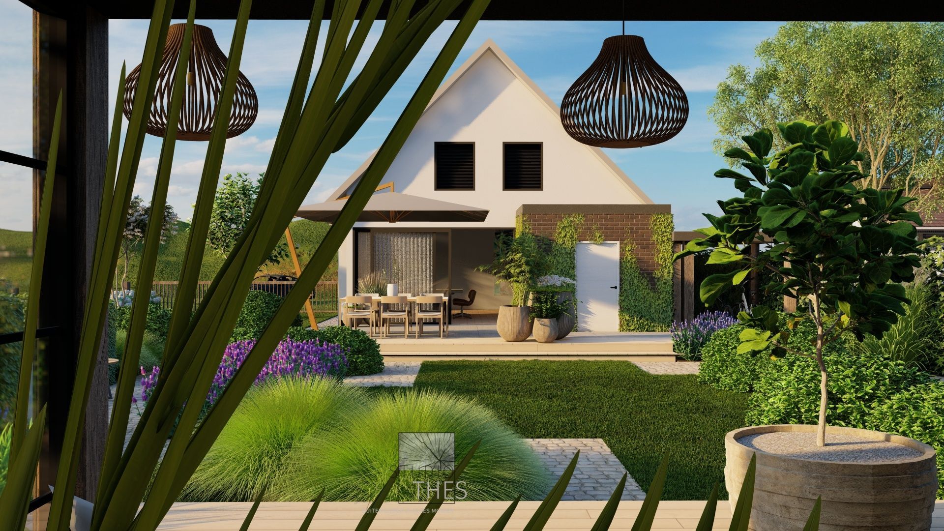 Achtertuin met wit huis, terras en weelderige beplanting. Hanglampen, bloembedden en groen gras.