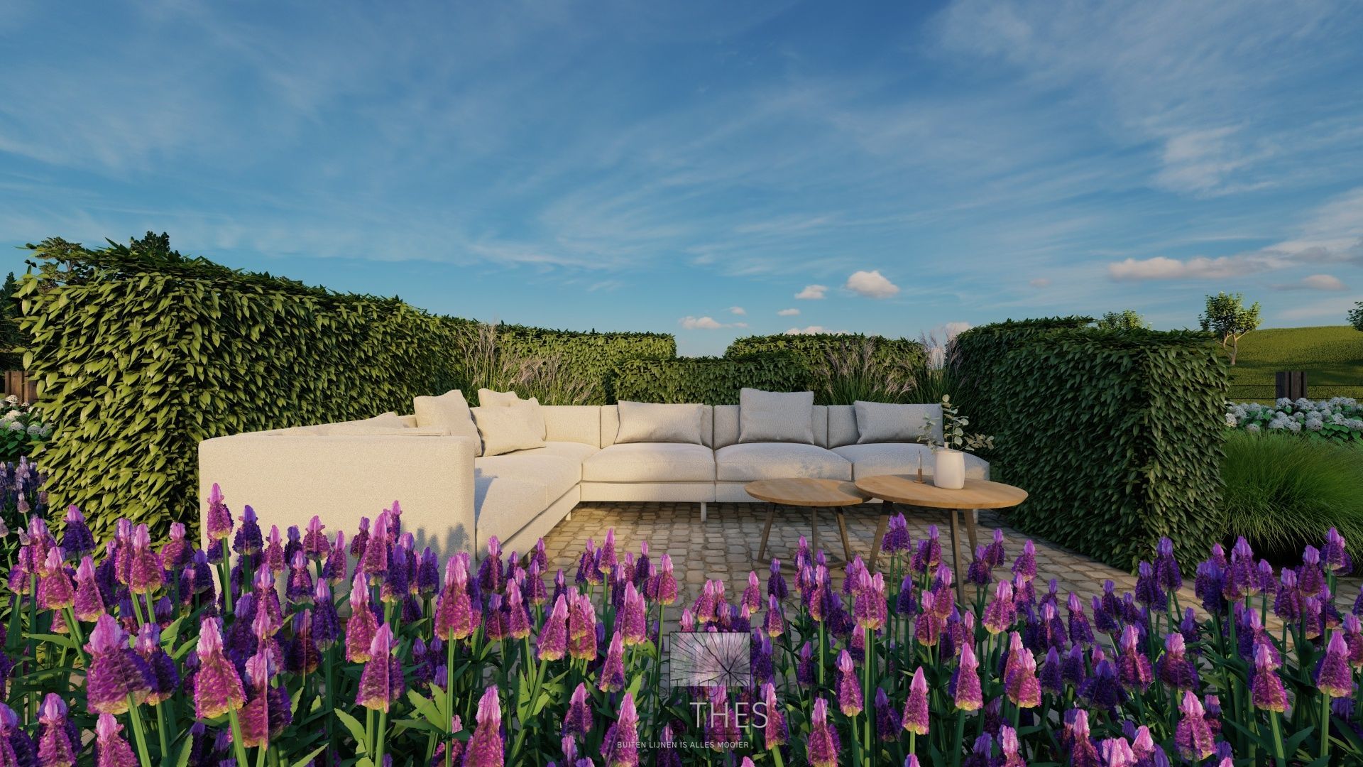 Een terras omgeven door lavendel en hagen, met een blauwe hemel.