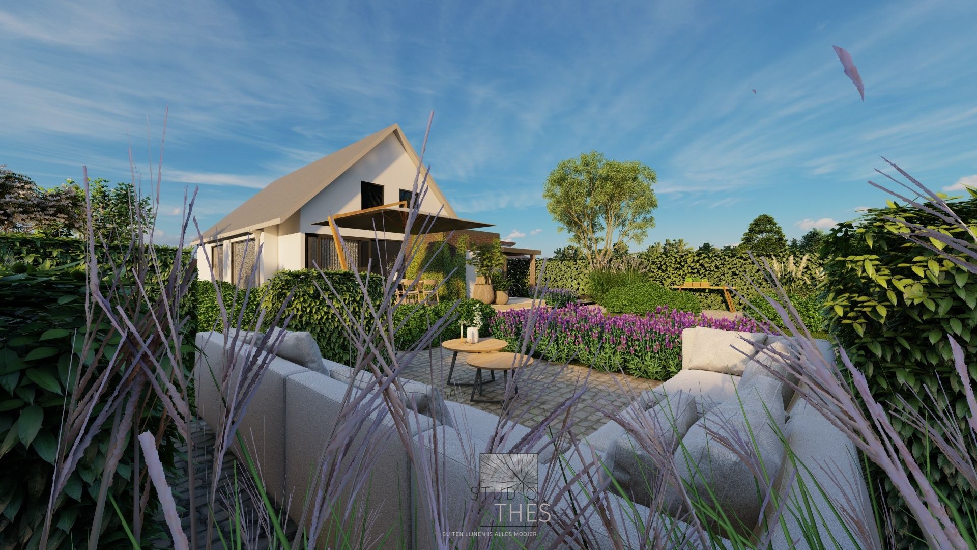 Terras met witte bank, huis op de achtergrond, paarse bloemen en blauwe lucht.