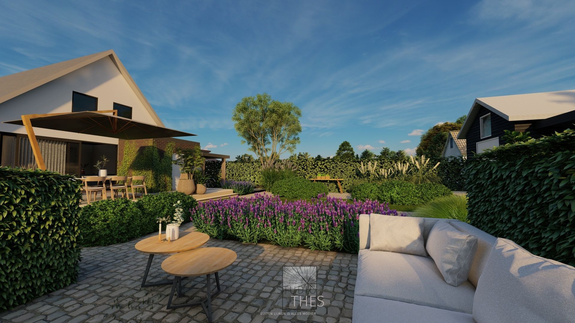 Buitenpatio met loungesets, houten tafels en een tuin in een zonnige achtertuin.