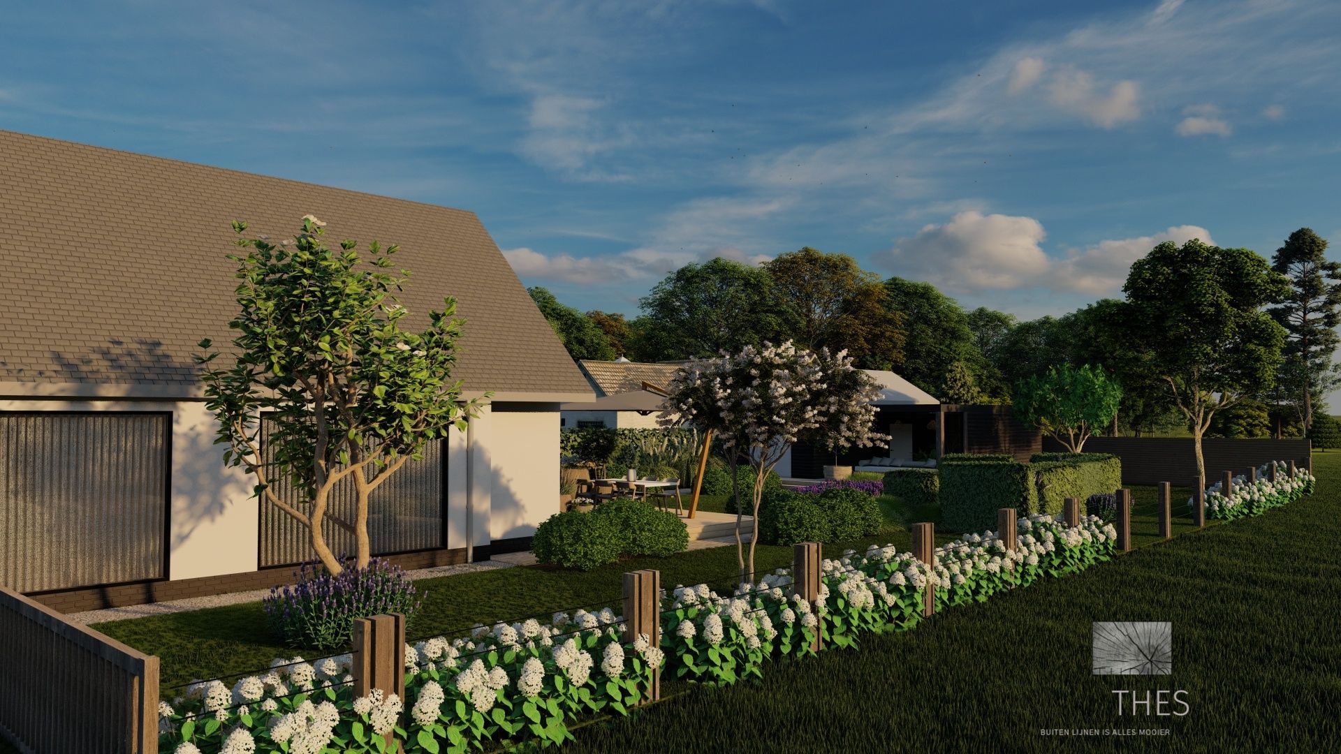 Een impressie van de buitenkant van een wit huis met een grijs dak en een keurig aangelegde tuin onder een blauwe hemel.