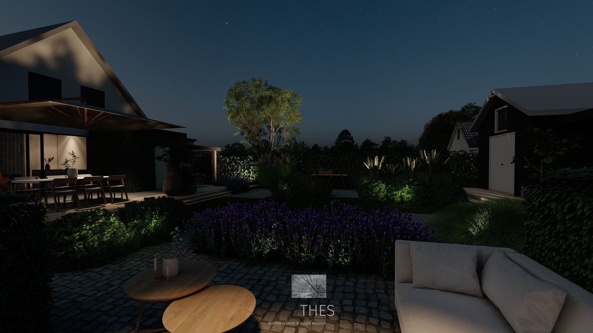 Een achtertuin in de avond, met een verlicht terras, tuinmeubilair, bloembedden en een huis op de achtergrond.