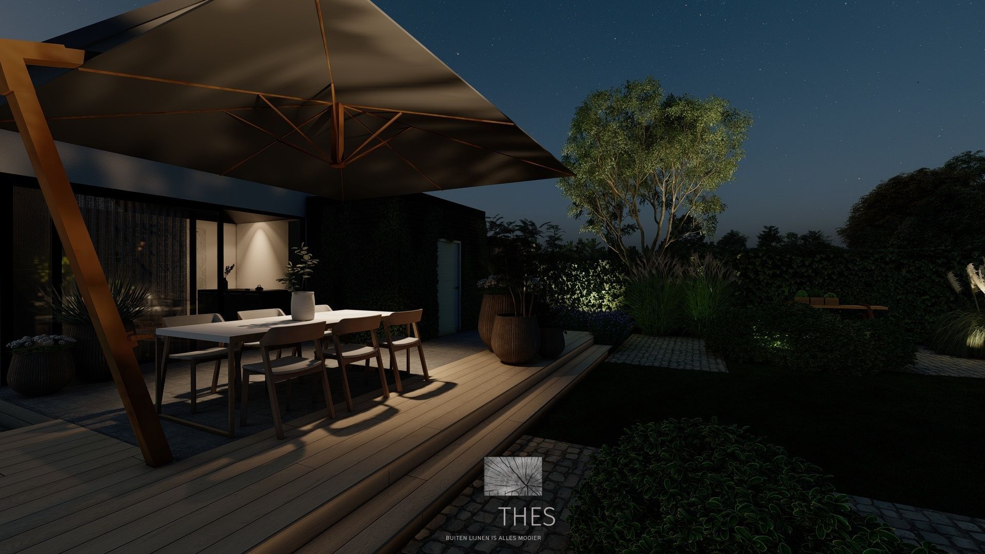Nachtzicht op een patio met een eettafel, parasol en verlichte tuin.