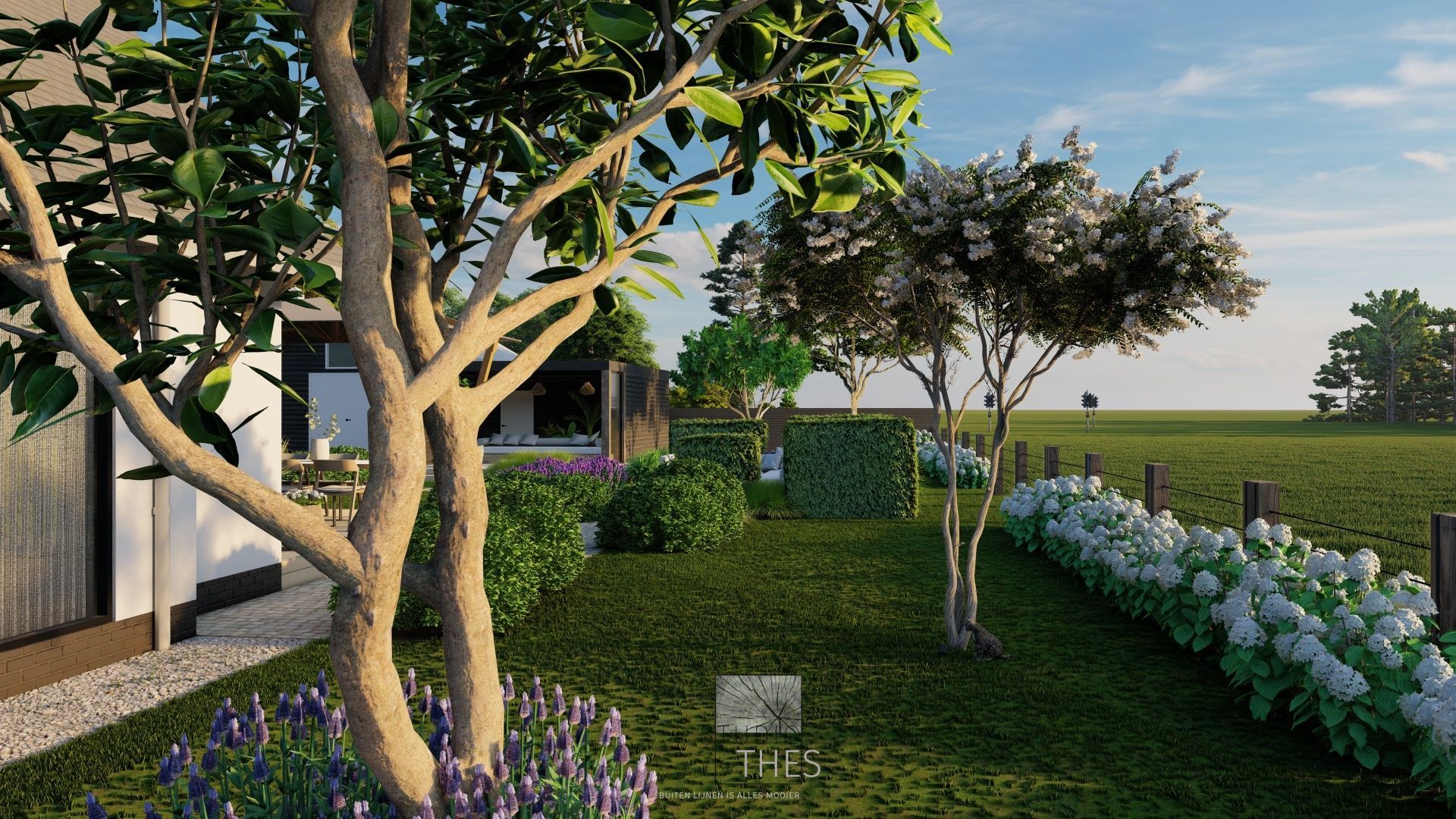 Een weelderige tuin met bomen, struiken en bloemen langs een hek. Groen gras en een gebouw op de achtergrond.