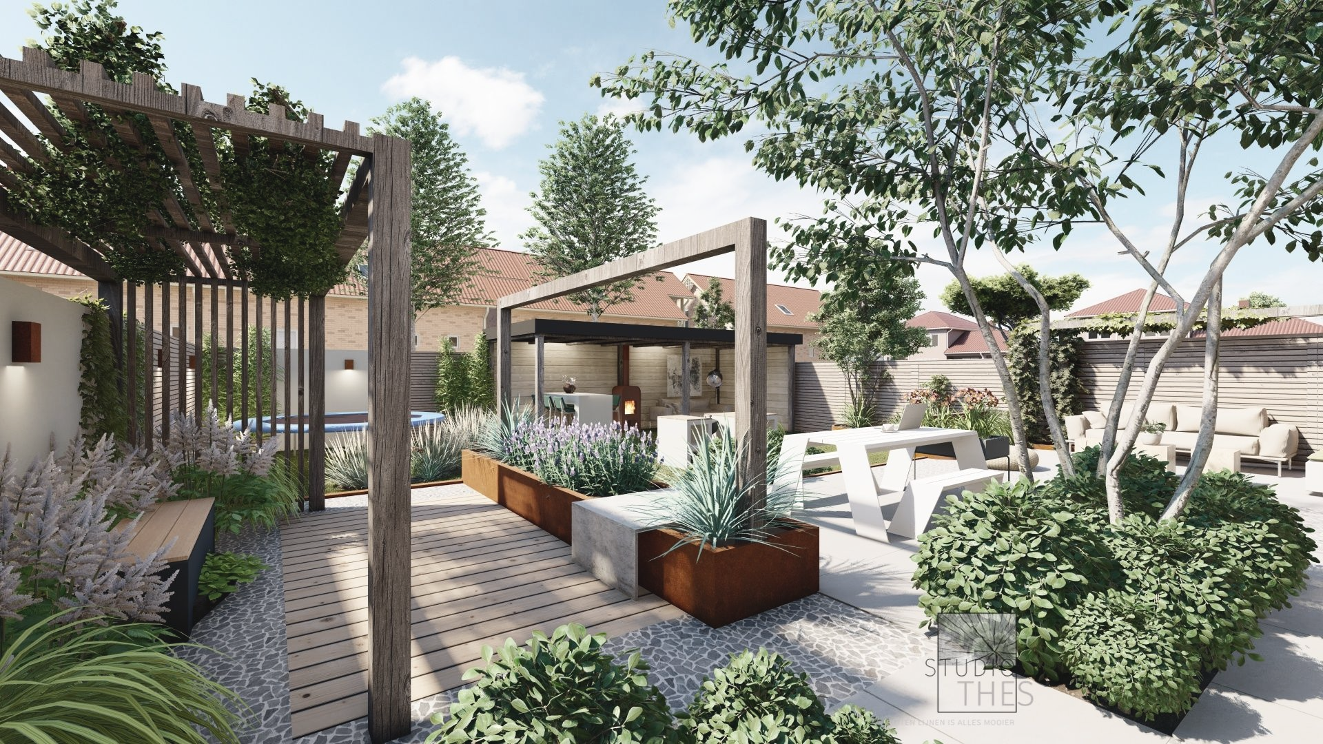 Een impressie van een moderne buitenruimte met een pergola, plantenbakken en een eethoek, omgeven door volwassen bomen.