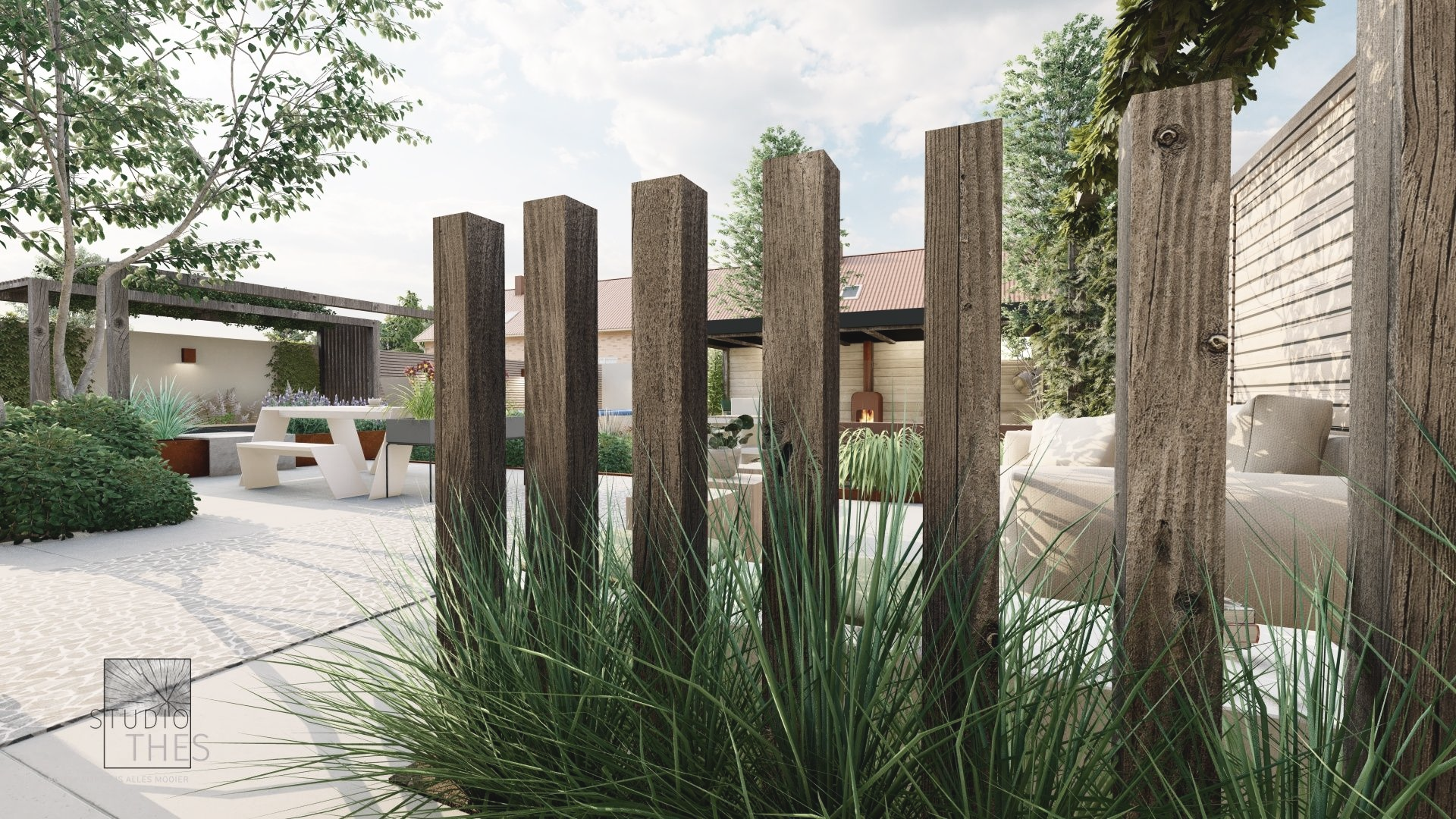 Houten palenhek in een moderne, aangelegde buitenruimte met een terras en weelderig groen.