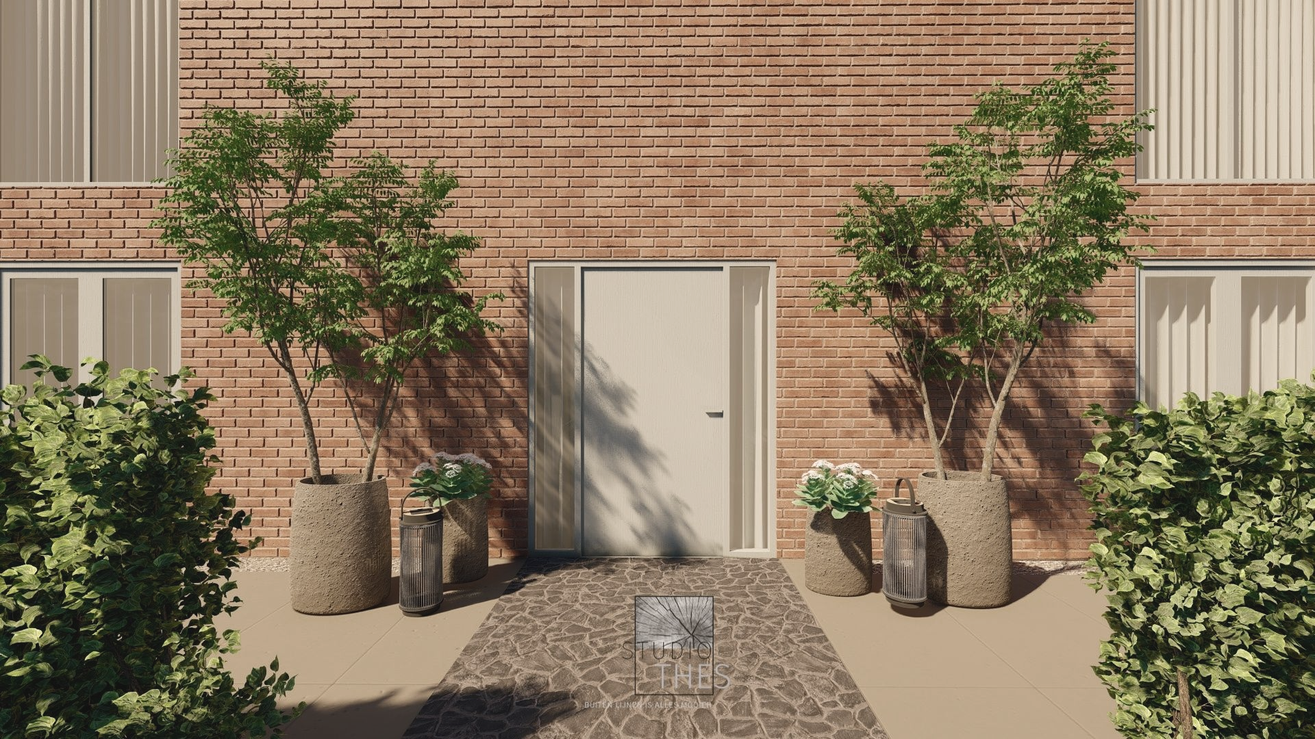 Bakstenen gebouw met beige deur, bomen in potten aan weerszijden van de ingang. Stenen pad leidt naar de deur.