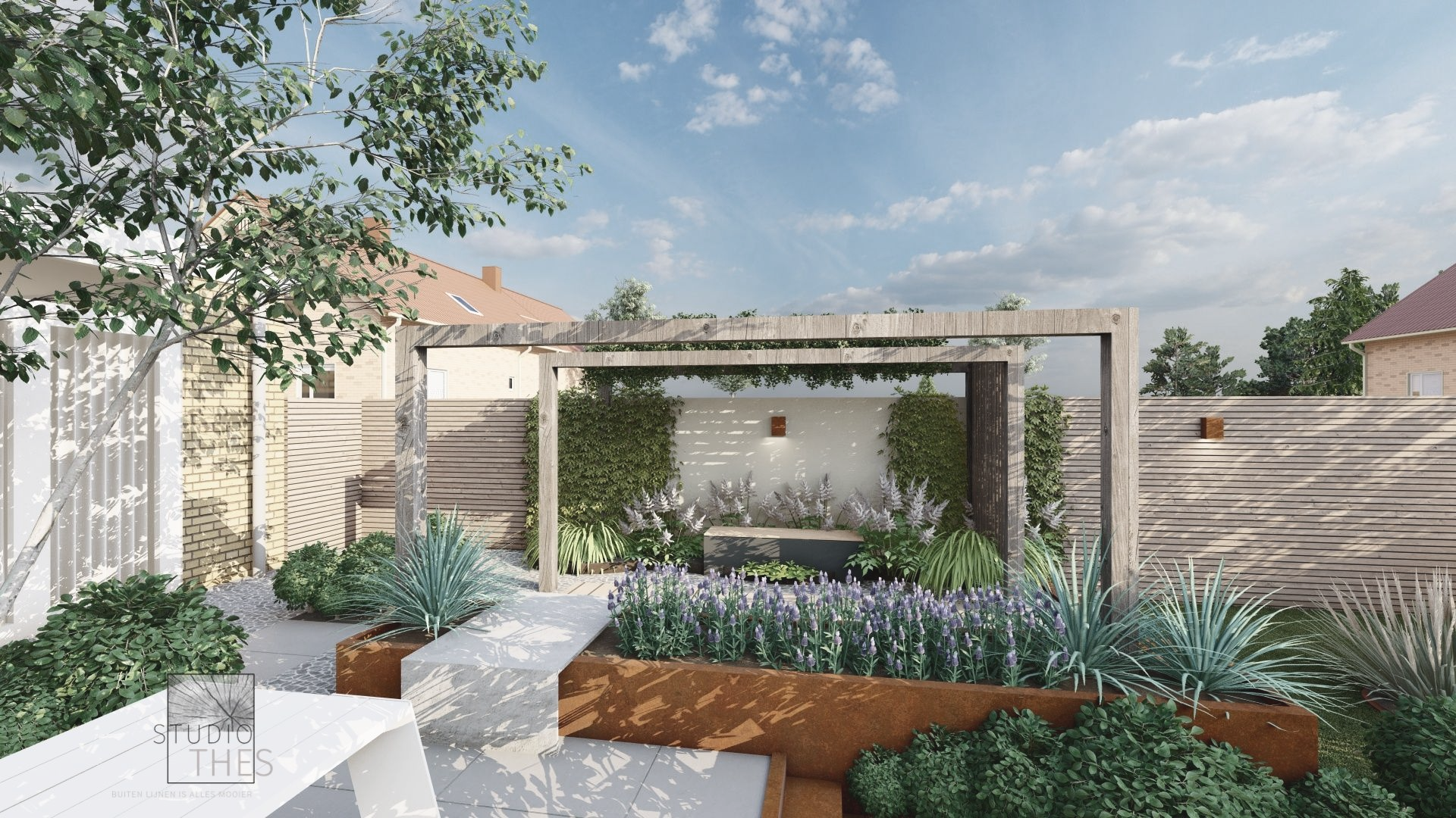 Een tuintafereel met een pergola, plantenbakken en diverse planten onder een gedeeltelijk bewolkte hemel.