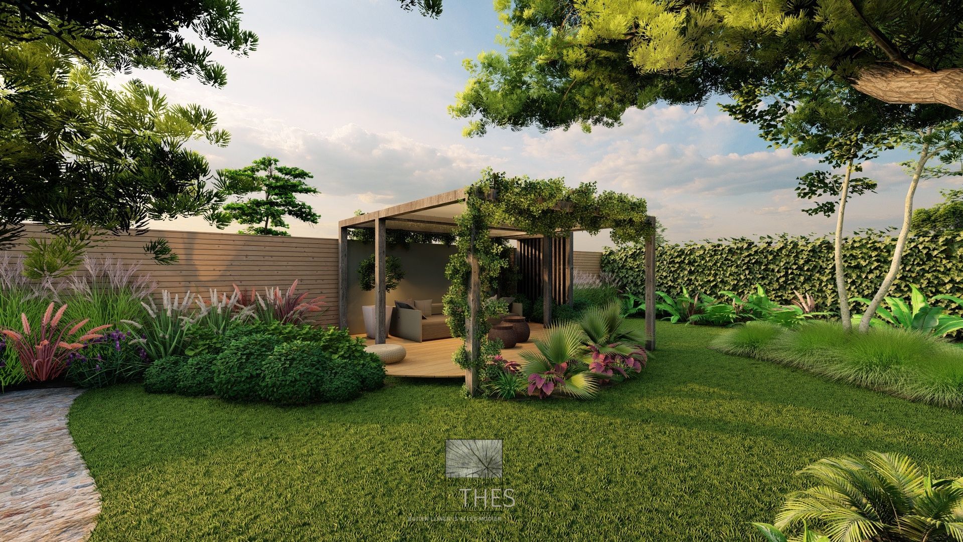 Een weelderige tuin met een houten pergola, zitgelegenheid en veel groen.