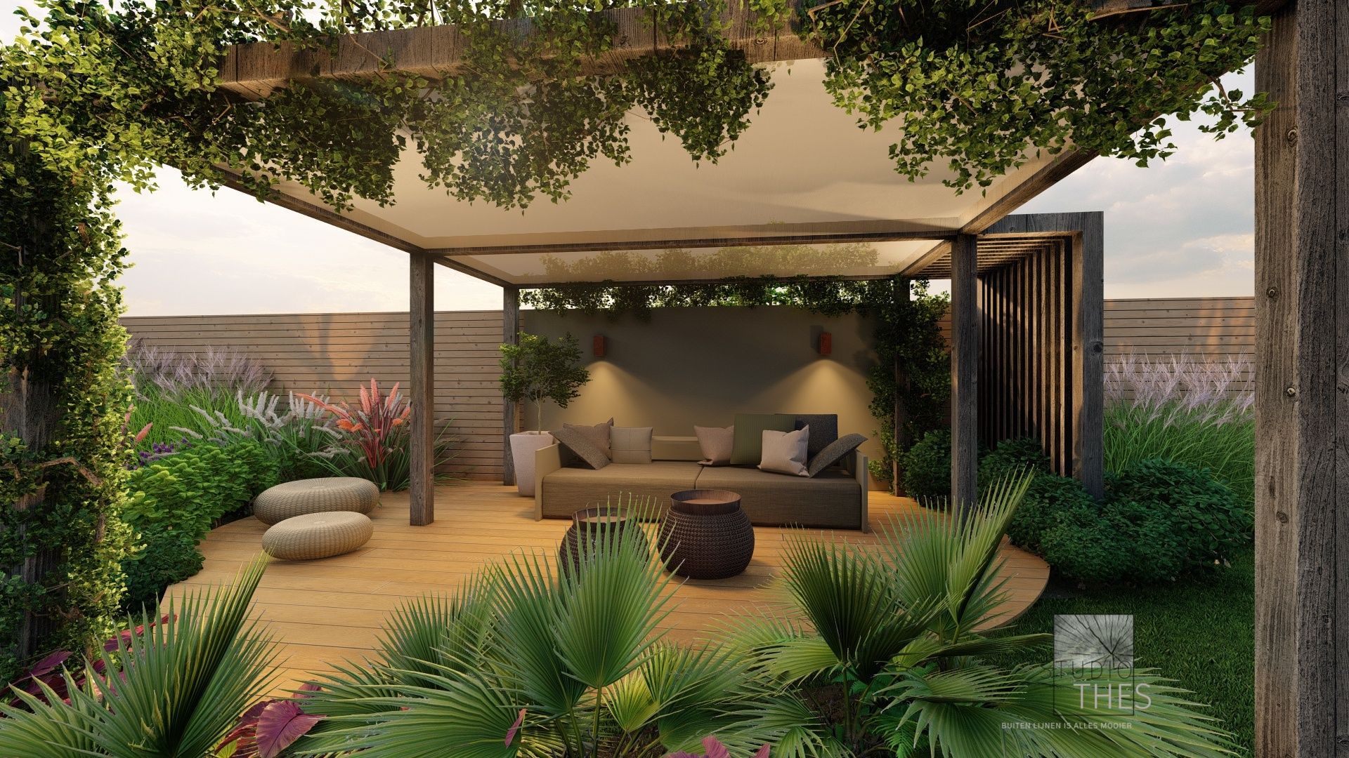 Een weelderige tuinlounge met pergola, planten, zitgelegenheid en houten vloer.
