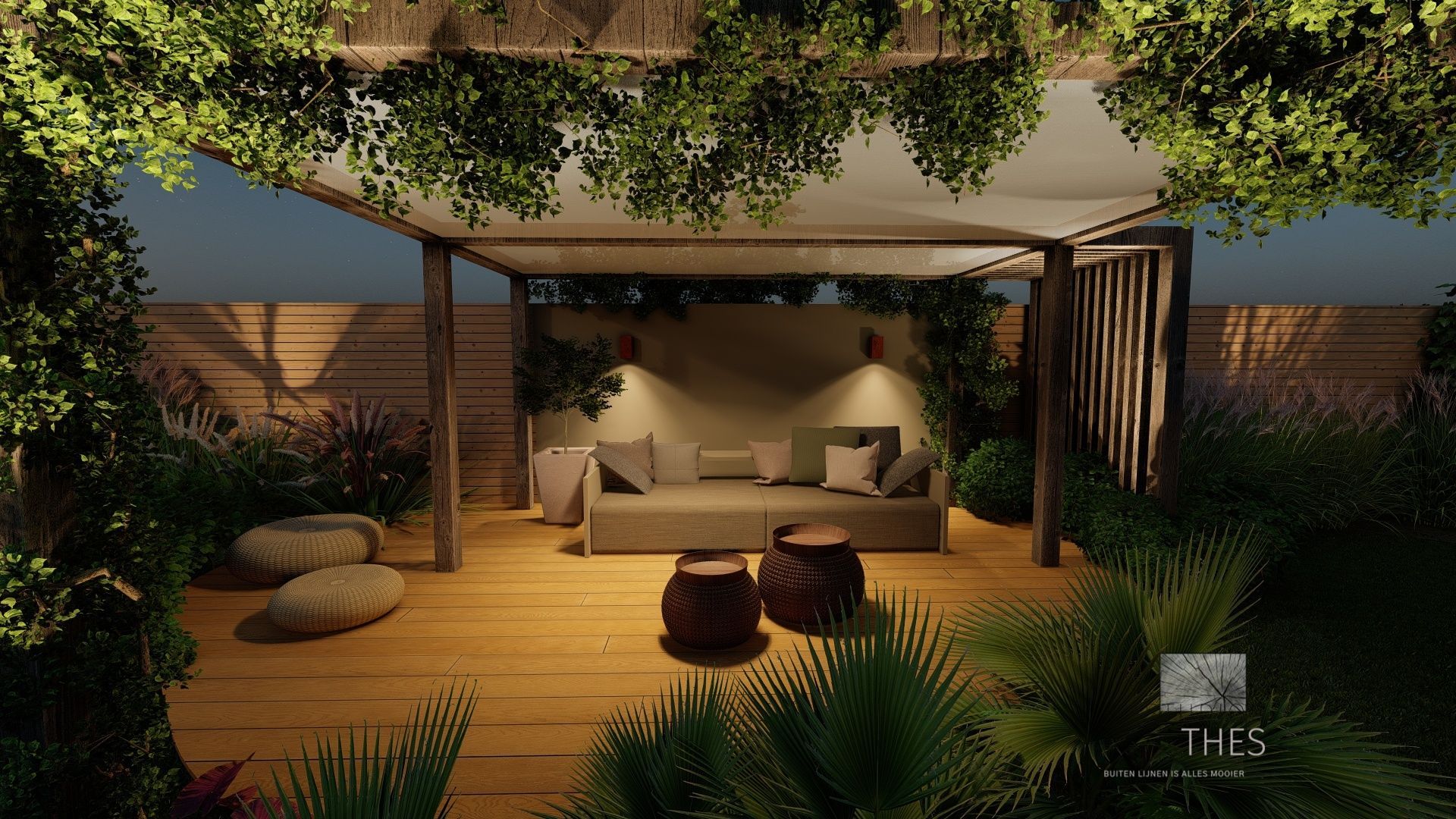 Buitenlounge met houten vlonder, begroeide pergola, zitgelegenheid en weelderige planten.