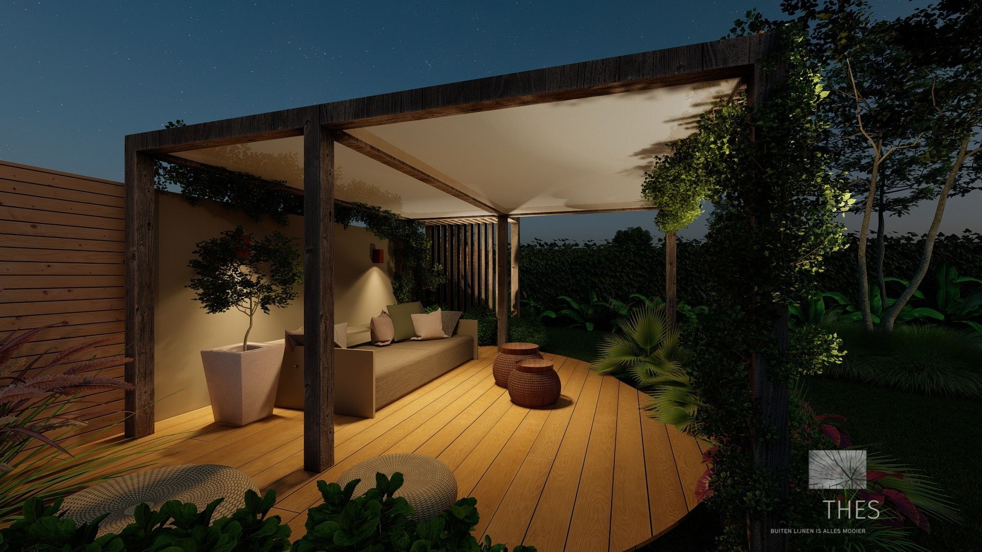 Houten pergola met zitgedeelte, 's avonds verlicht. Terras met planten en sfeerverlichting.
