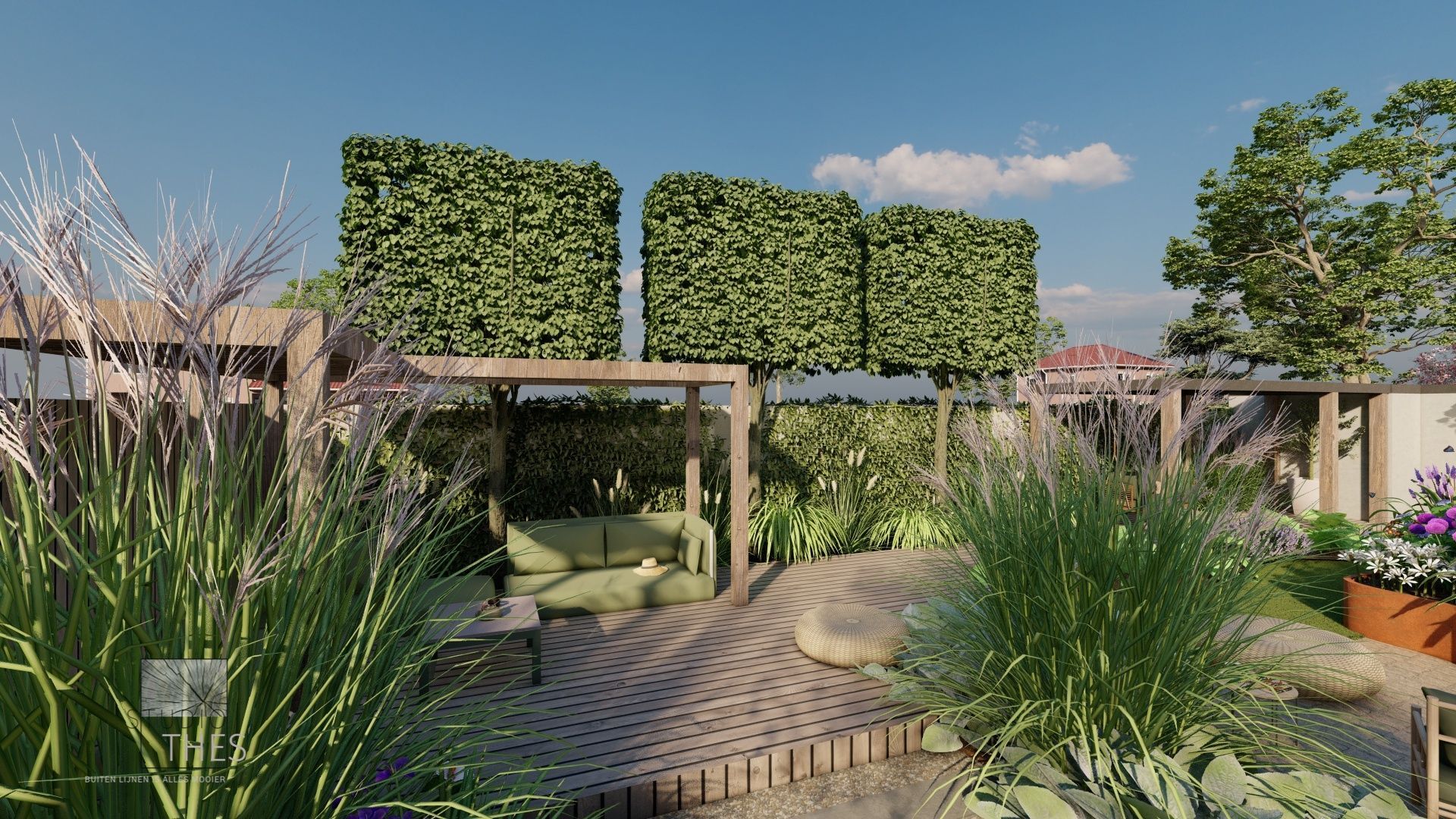 Een tuin met een bakstenen pad, groene hagen, een houten pergola en diverse planten onder een blauwe hemel.
