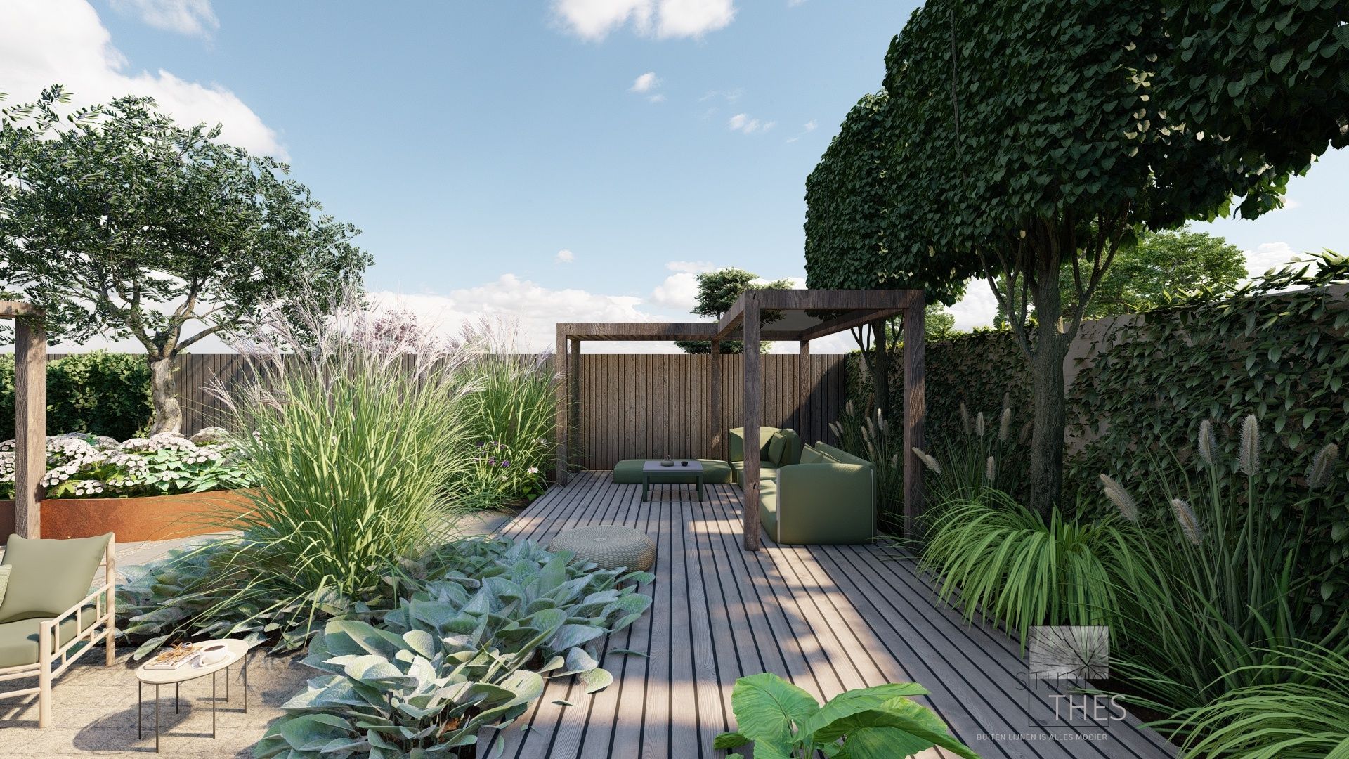 Buitenpatio met houten vlonder, zitgedeelte onder een pergola, weelderig groen en een blauwe hemel.