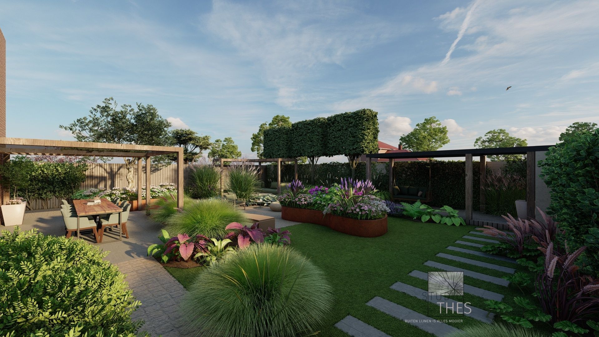 Aangelegde achtertuin met gazon, stenen pad, houten pergola en bloemperken.