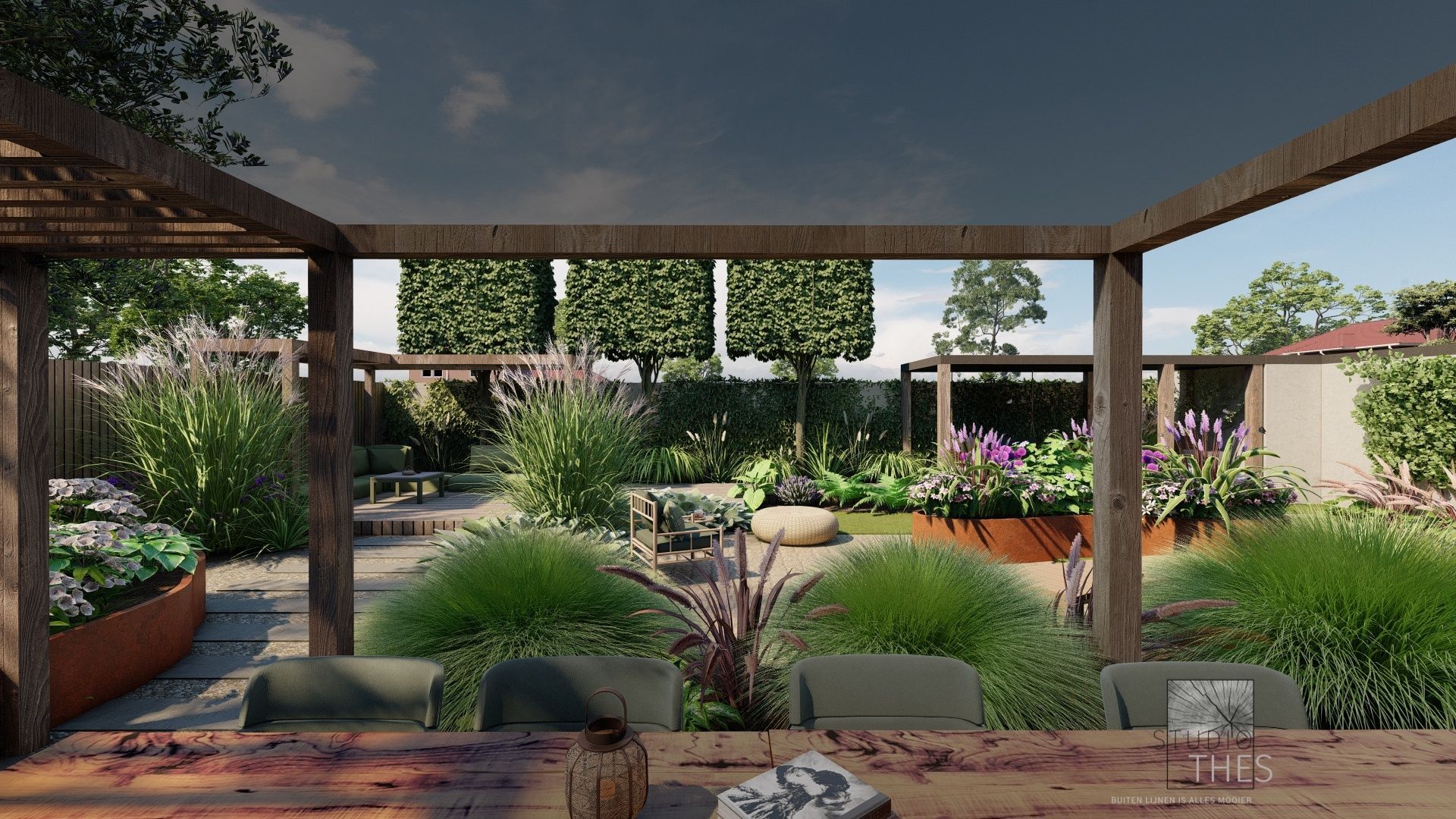 Een weelderige tuin met pergola, verhoogde bloembedden, grassen en bomen. Uitzicht op een eettafel. Een zonnige dag.