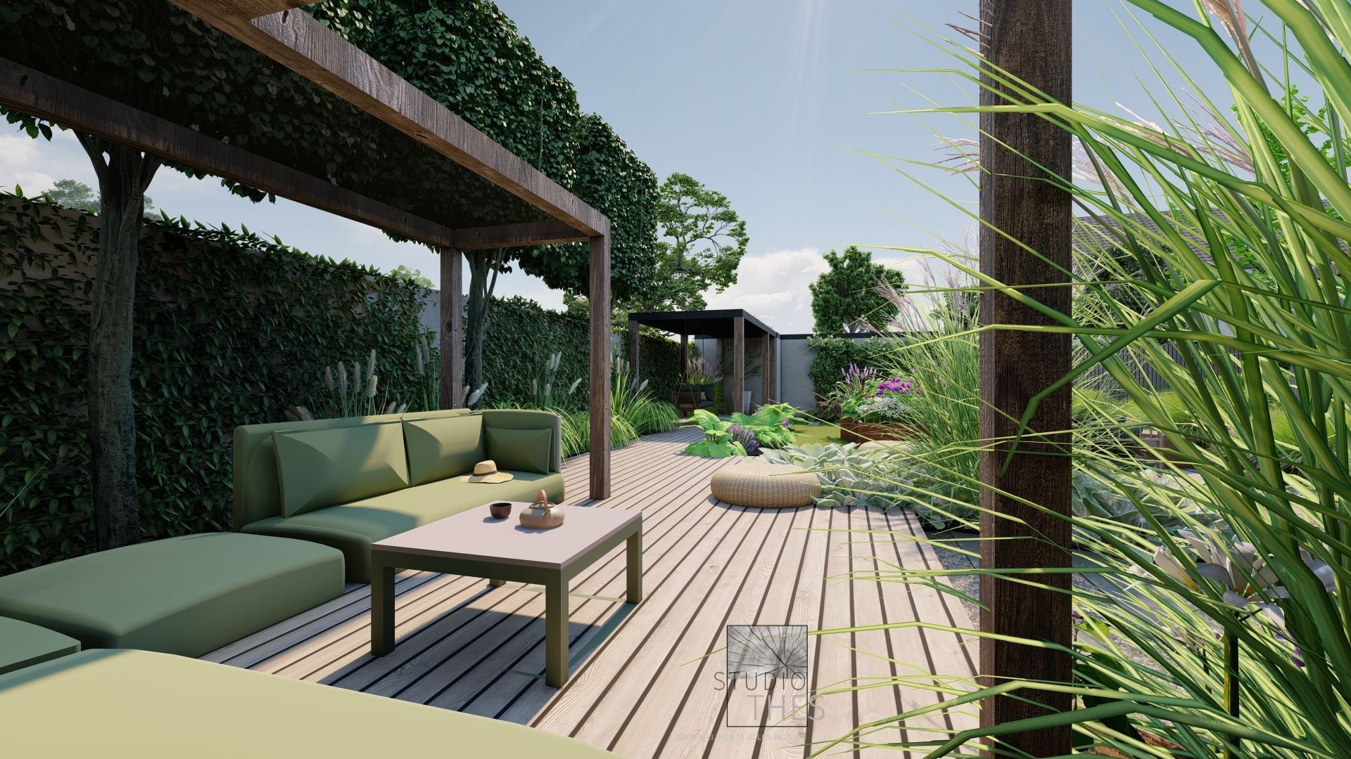 Terras buiten met houten vlonder, zitgelegenheid onder een pergola, weelderig groen, zonnige dag.
