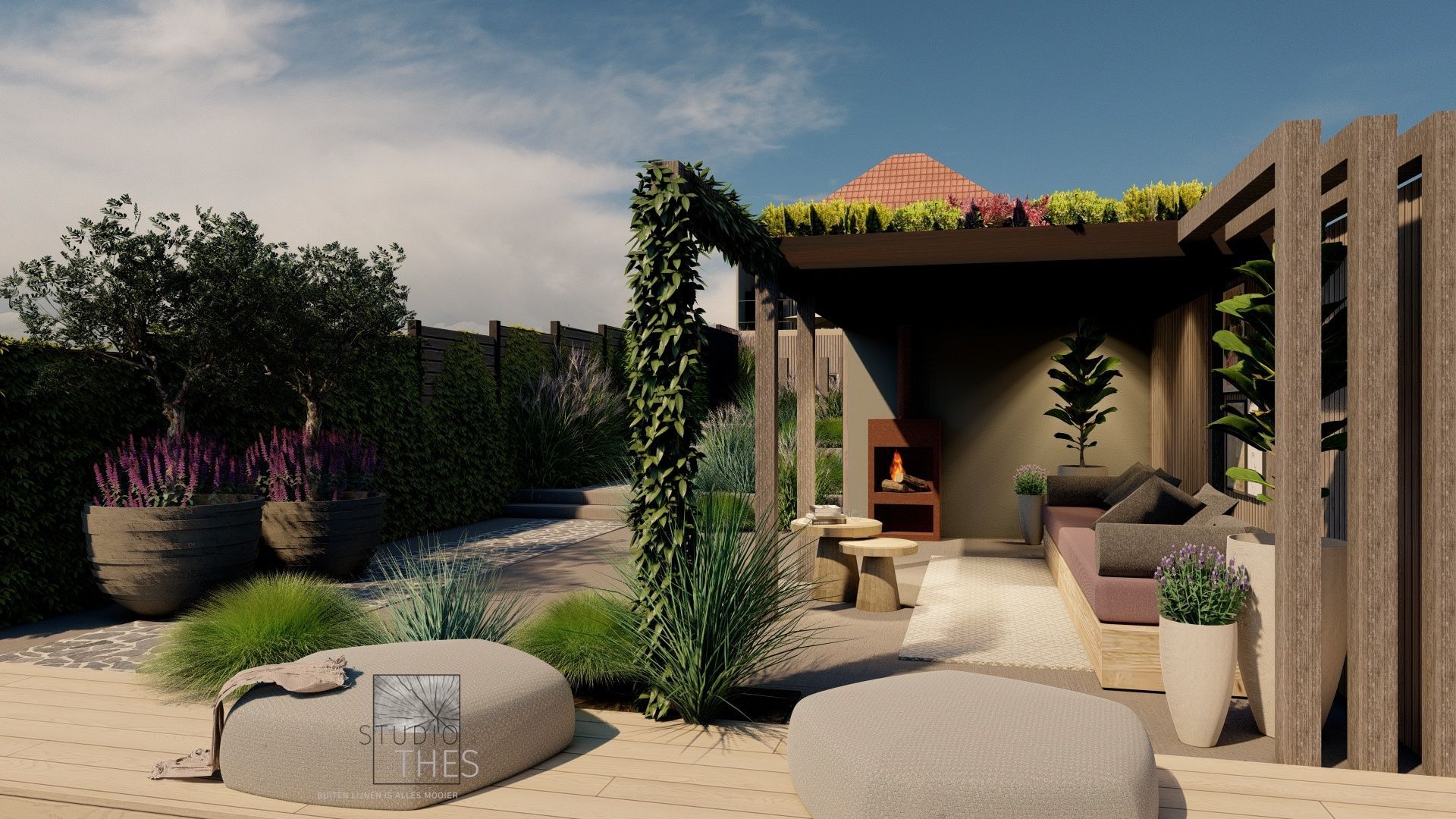 Een zitgedeelte buiten met een pergola en een open haard, omgeven door planten en stenen paden.