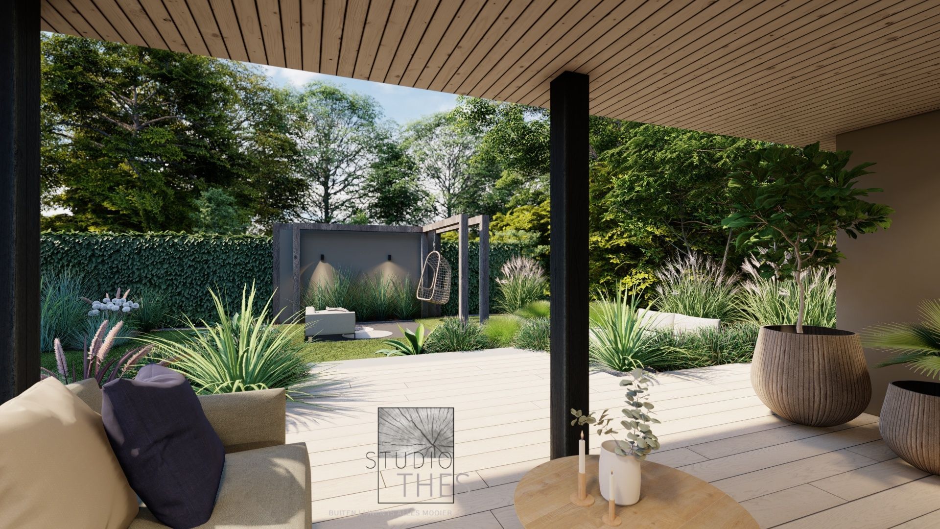 Terras met uitzicht op een weelderige tuin. Beige bank, ronde tafel, houten plantenbakken, groen gebladerte.