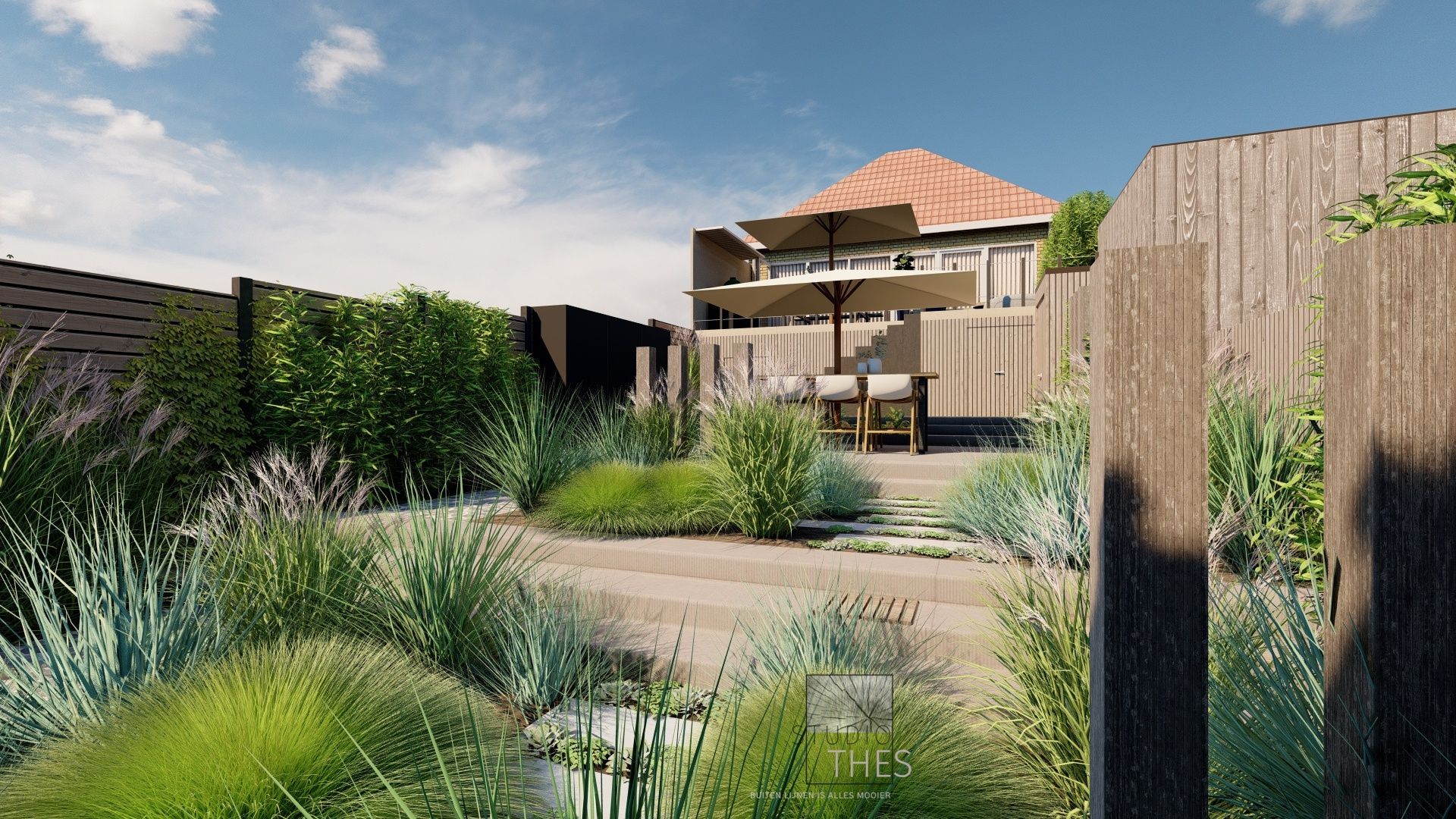 Achtertuin met aangelegde beplanting, een houten terras en een gebouw van twee verdiepingen op de achtergrond onder een blauwe hemel.
