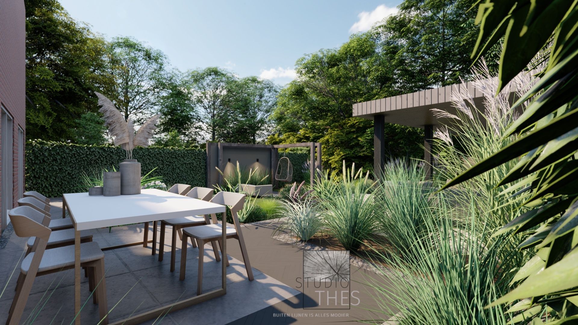 Terras met eettafel, stoelen en een aangelegde tuin; planten en bomen onder een blauwe hemel.