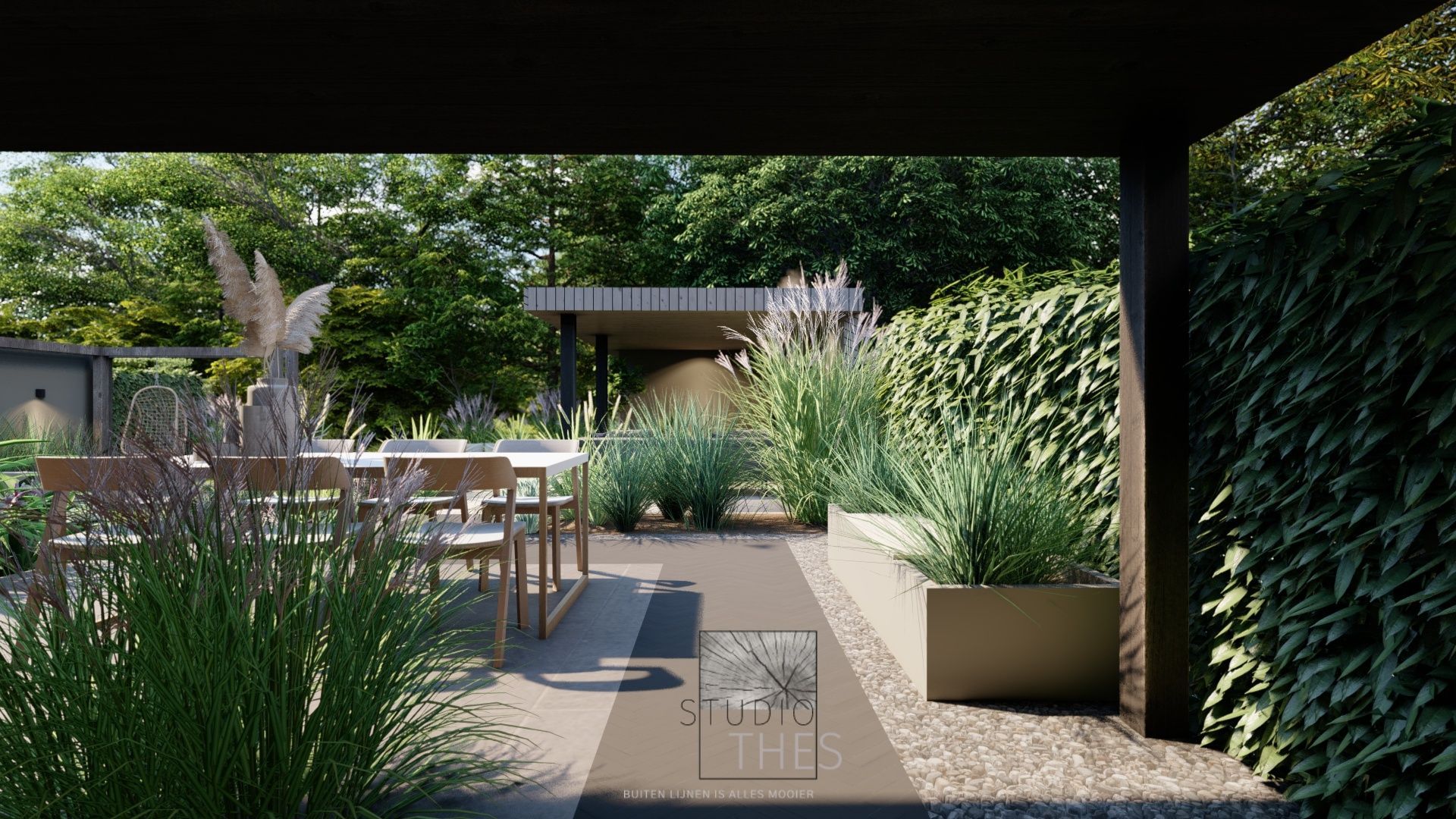 Buitenpatio met eethoek, omgeven door weelderig groen en stenen paden.