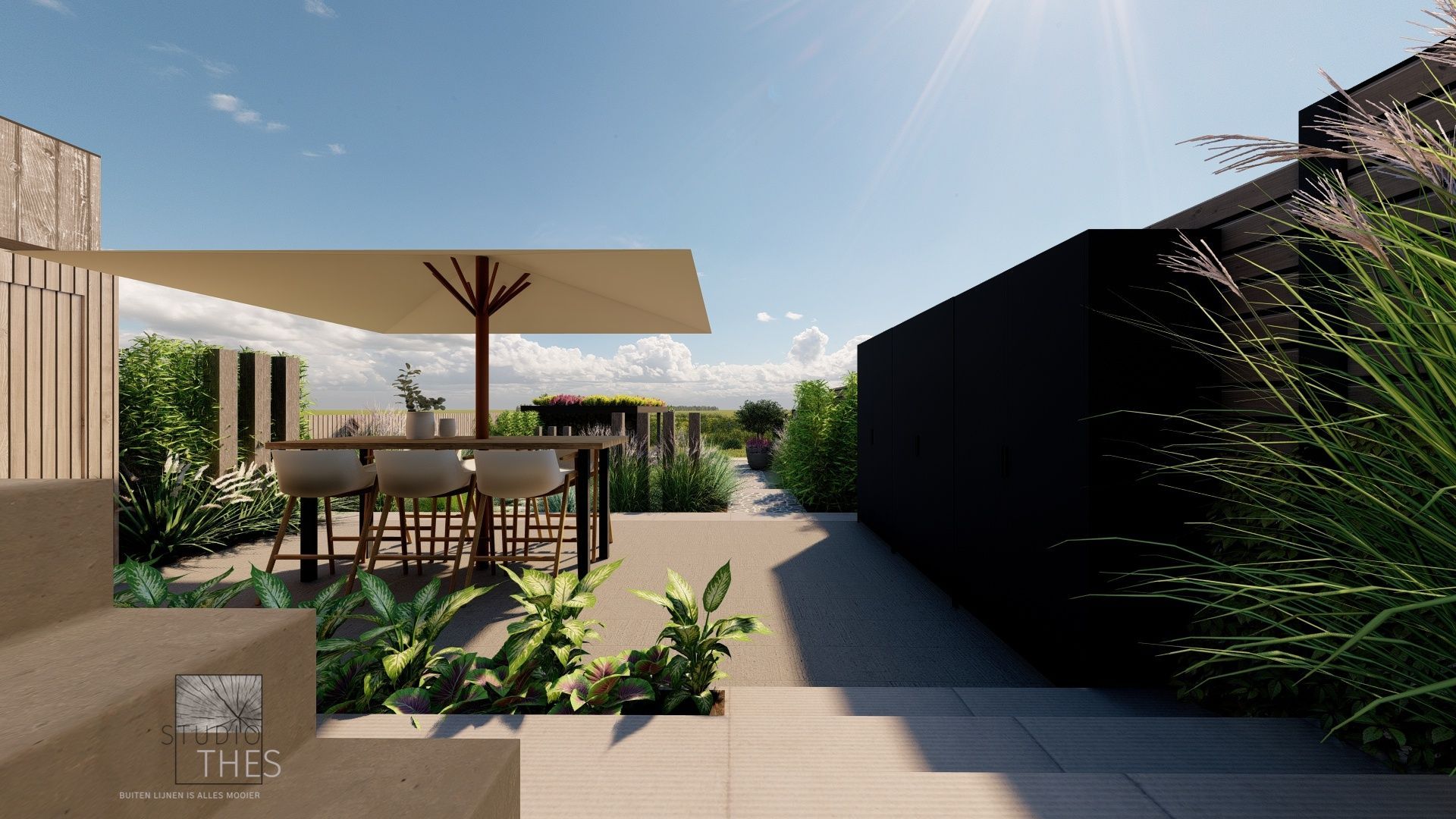 Eetgedeelte buiten met een tafel, stoelen en parasol. De tuin is ingericht met planten, een zwarte muur en een zonnige hemel.