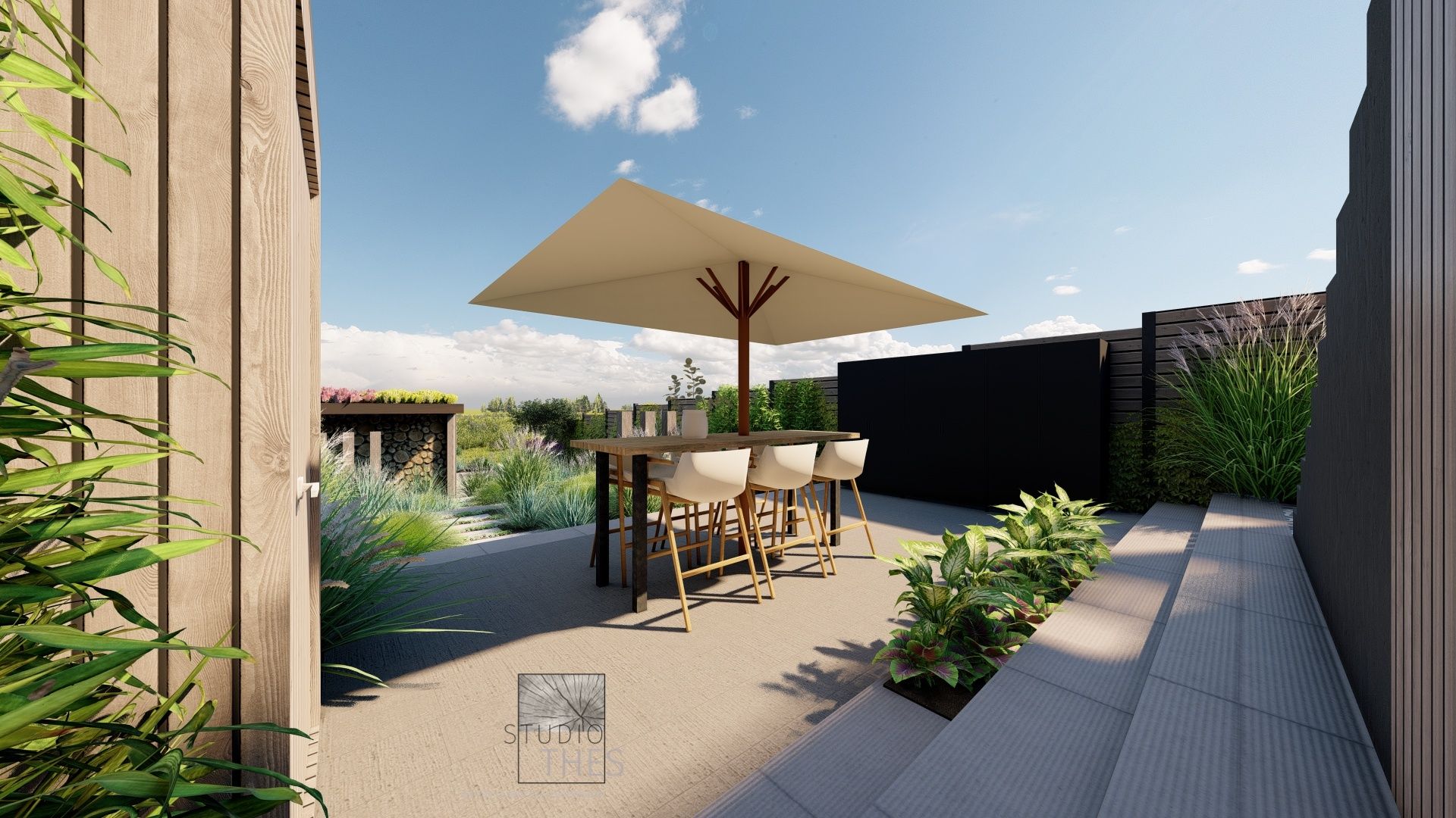 Terras met een tafel, stoelen, parasol en omringende beplanting. Zonnige dag.