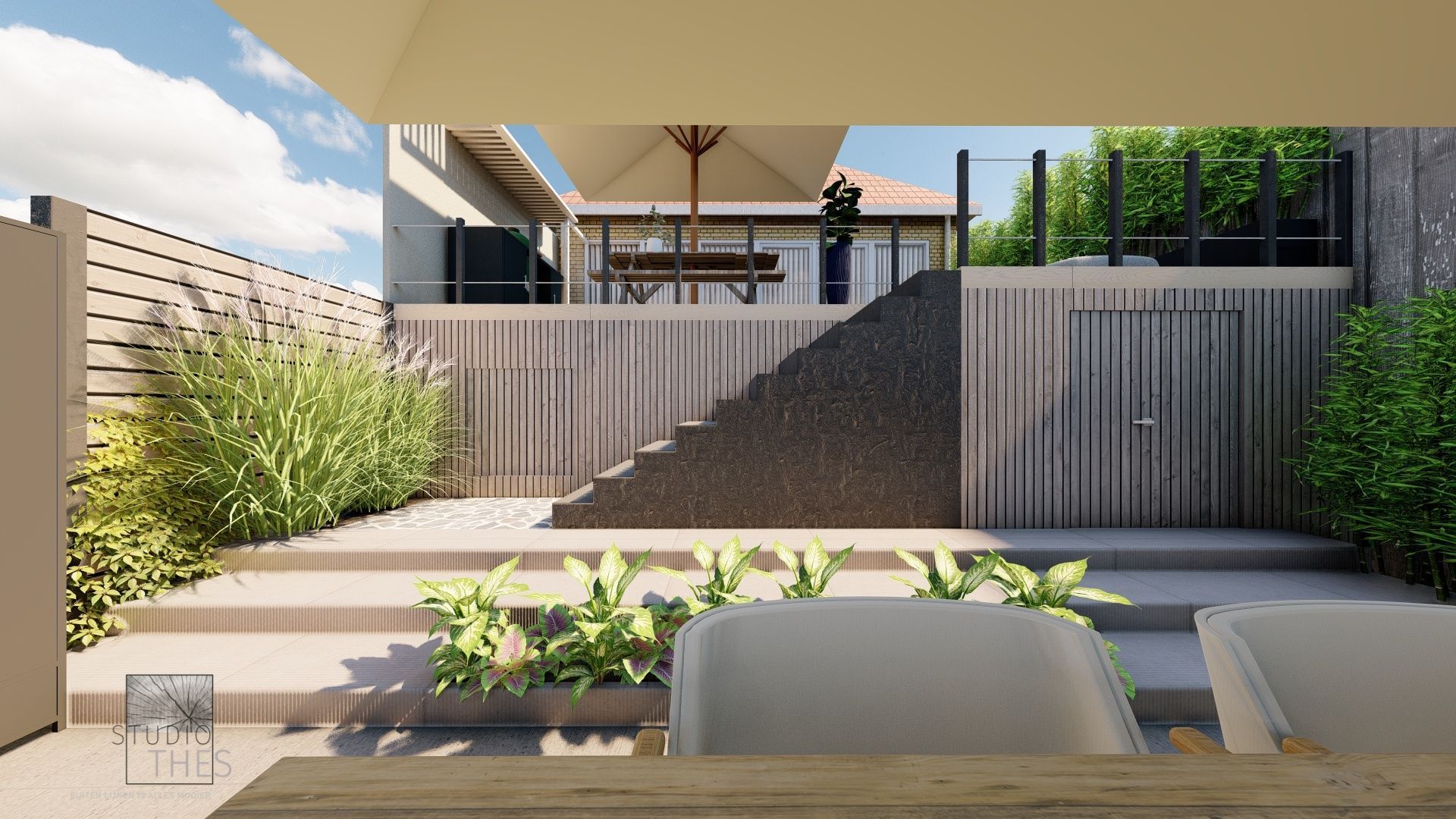 Buitenpatio met meerdere niveaus, trappen en een eethoek. Weelderig groen en moderne architectuur.