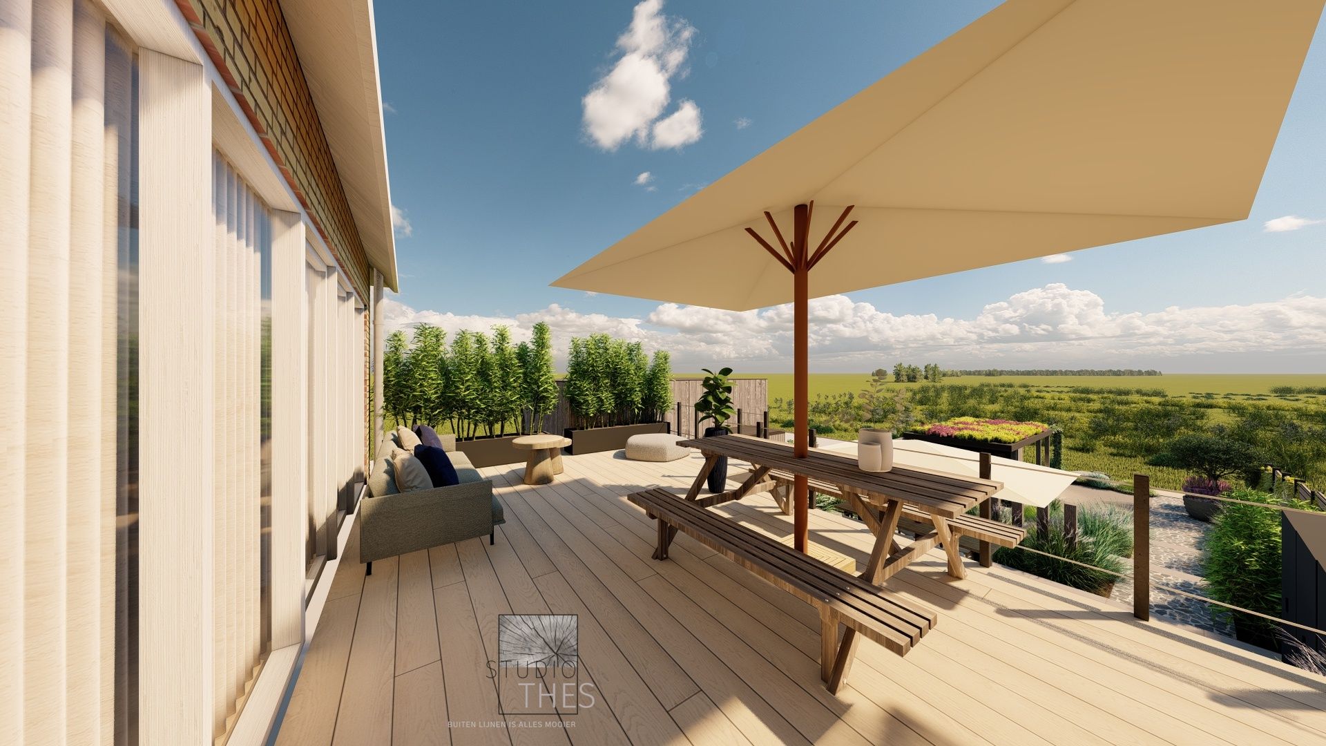 Houten terras met picknicktafel en parasol, met uitzicht op een landelijk landschap.