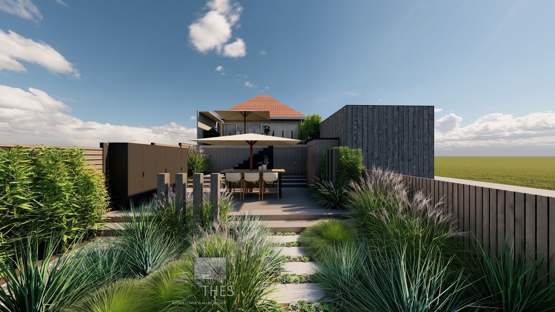 Achtertuin met terras, tafel, stoelen, planten, schutting en bijgebouw onder een blauwe hemel.