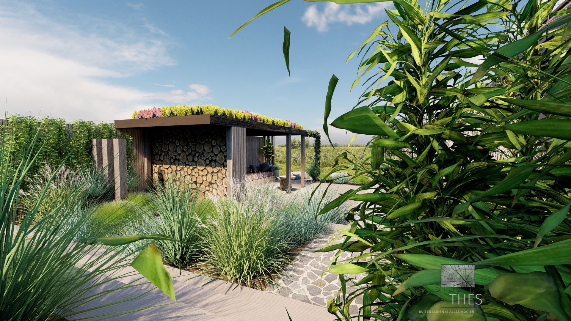 Een weelderige tuin met een stenen pad dat leidt naar een houten constructie met houtopslag en een groen dak, onder een blauwe hemel.